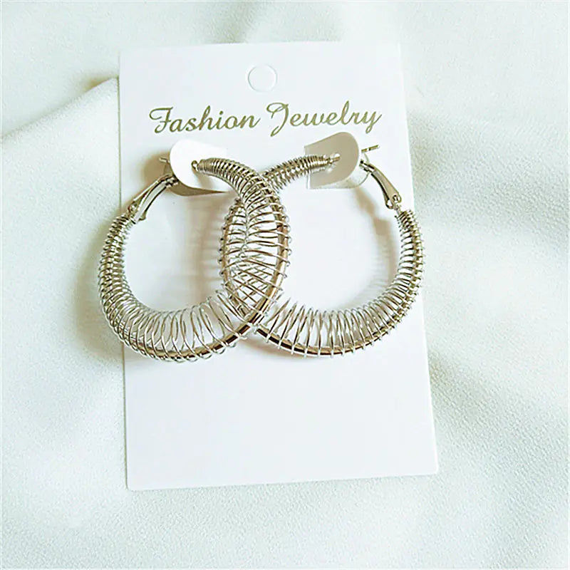 Pendientes curvos de moda de primavera en oro y plata