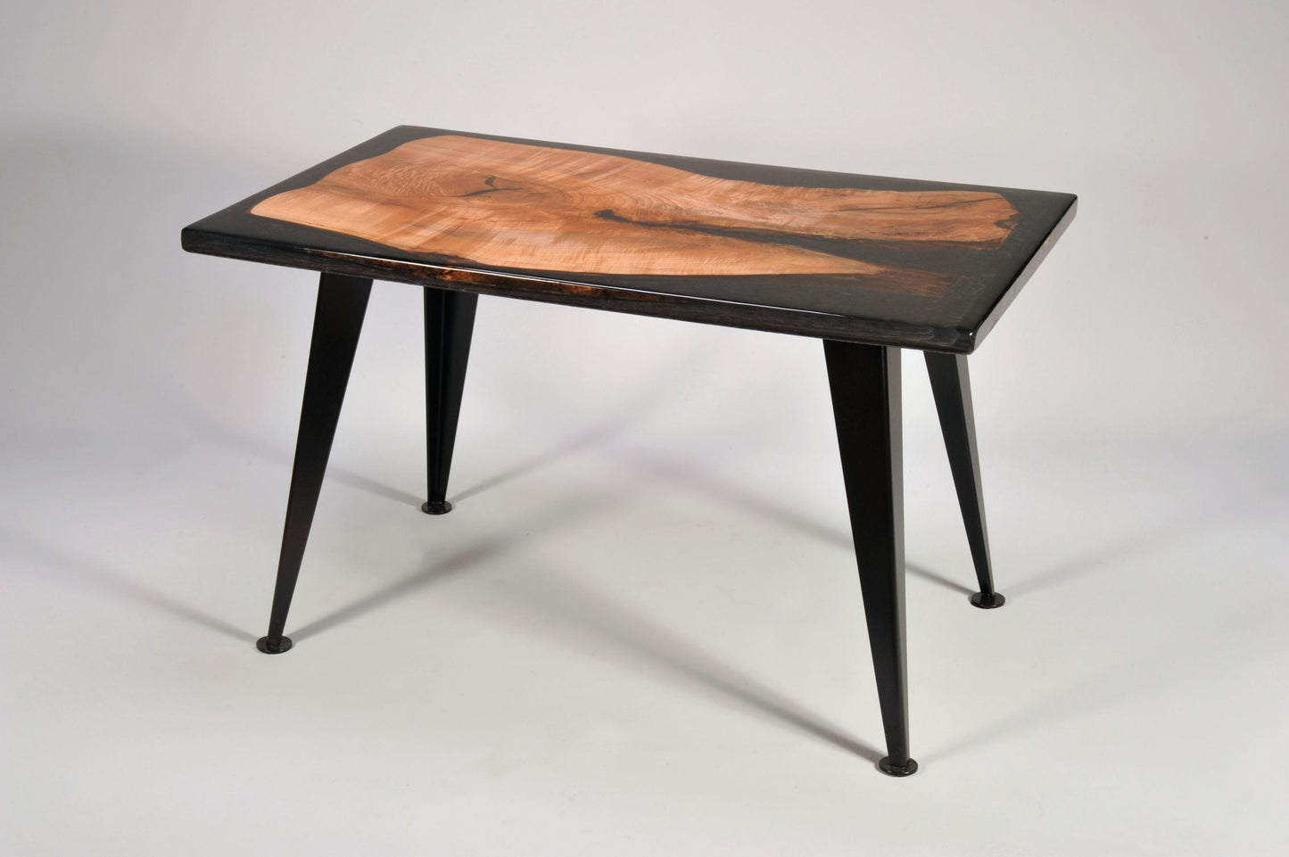 Mesa/Escritorio de Arce Noruego Rizado con Resina Epoxi