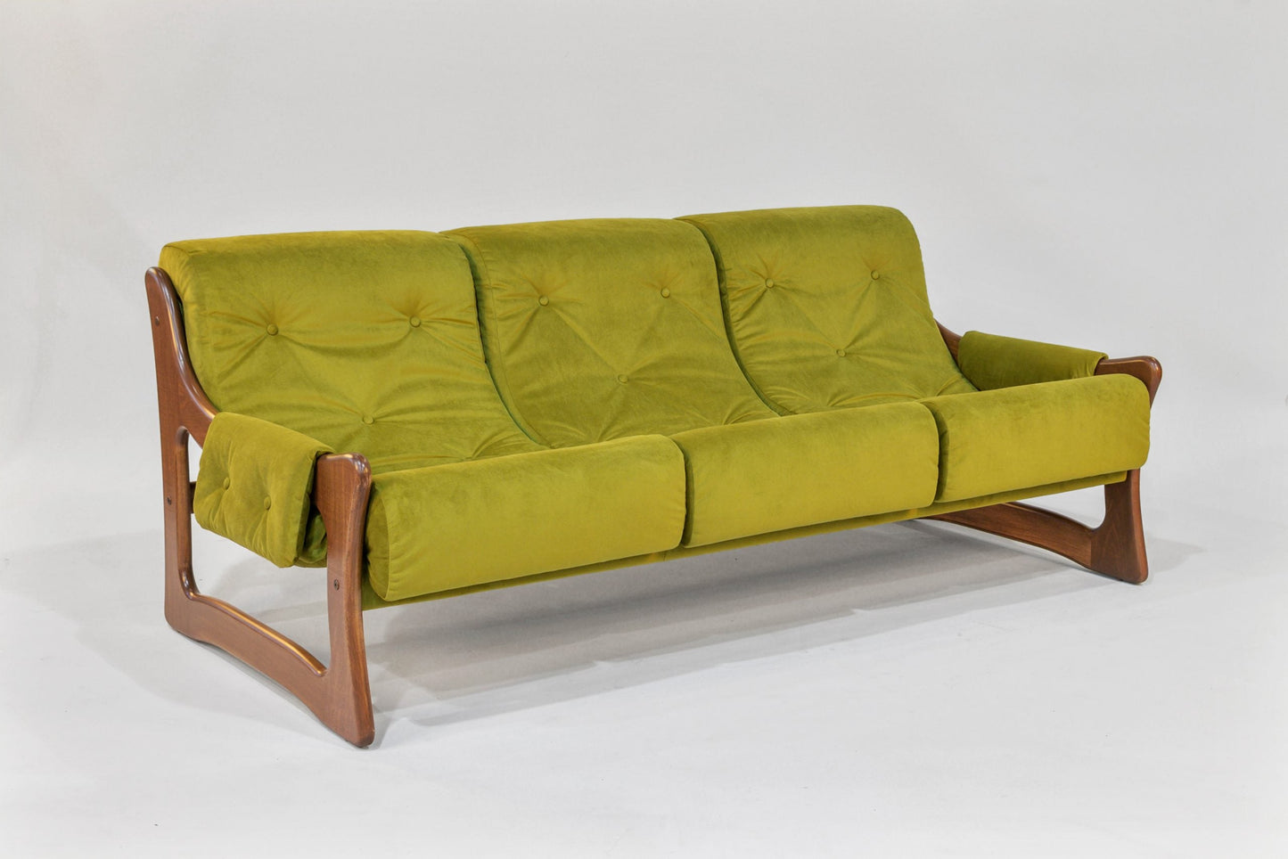 Sofá – Chronicle Cypress con brazos de madera noble a elegir (Tinte Nogal)