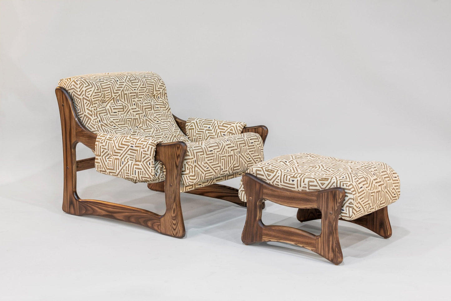 Sillón y otomana – Tresori con brazos de fresno veteado (Wengué)