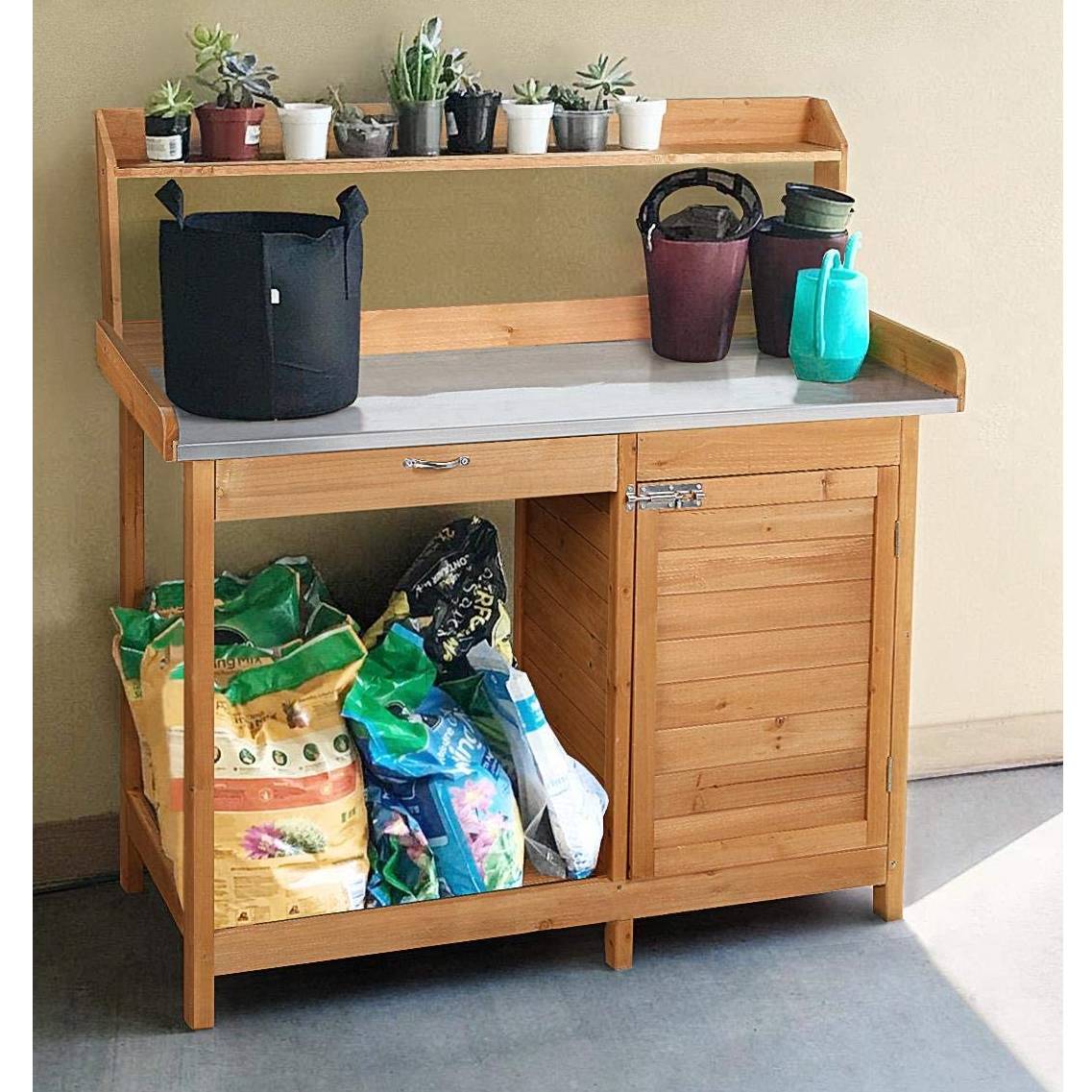 Mesa de trabajo de madera de abeto natural con superficie de acero galvanizado