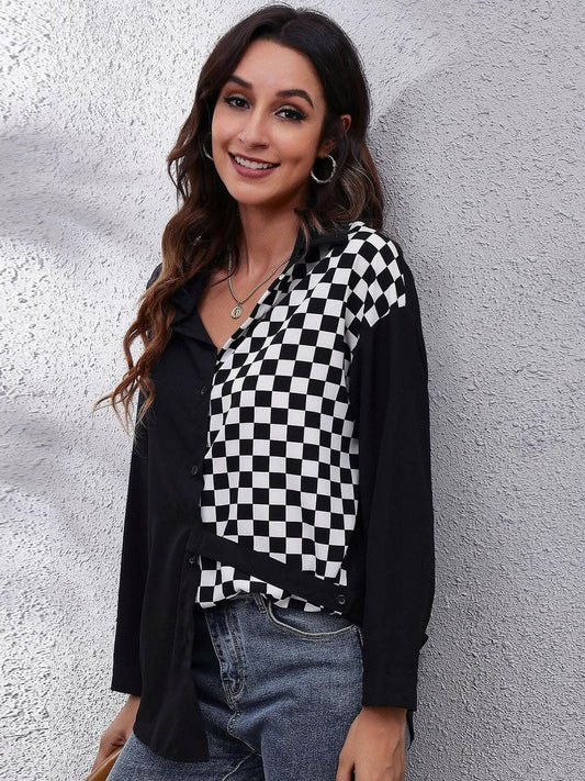 Tendencias en accesorios recién llegados: Blusa chic con estampado gráfico, cuello