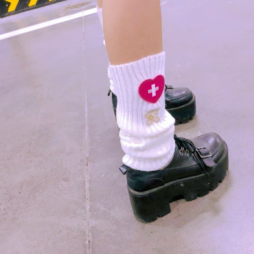 Calentadores de piernas tejidos con diseño de tirita de corazón