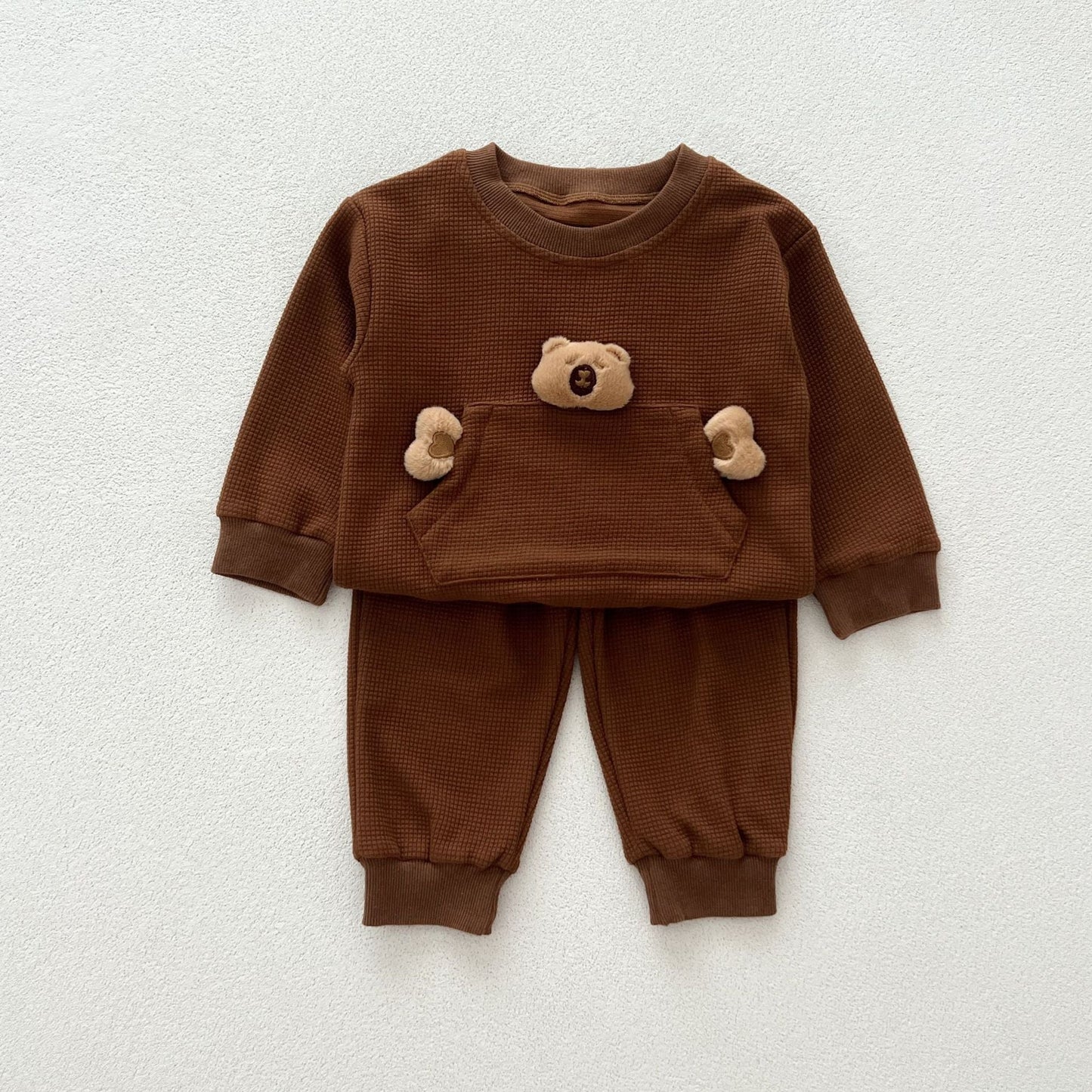 Conjunto de dos piezas informal y versátil: Jersey con parte superior de osito y pantalón para bebés y niños pequeños