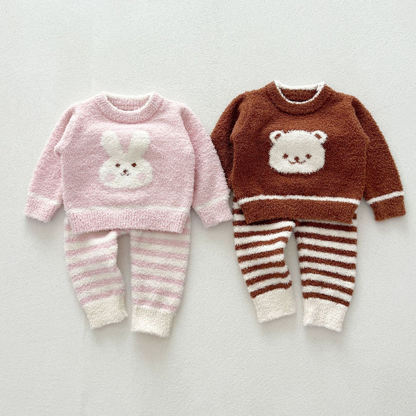 Conjunto de dos piezas dulce y versátil: top de forro polar con cuello redondo y pantalones para bebés y niñas pequeñas