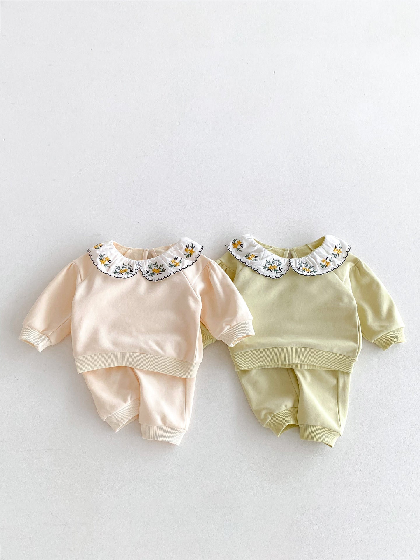 Lindo y versátil conjunto de dos piezas: top con cuello bordado de flores y pantalones de color liso para bebés y niñas pequeñas