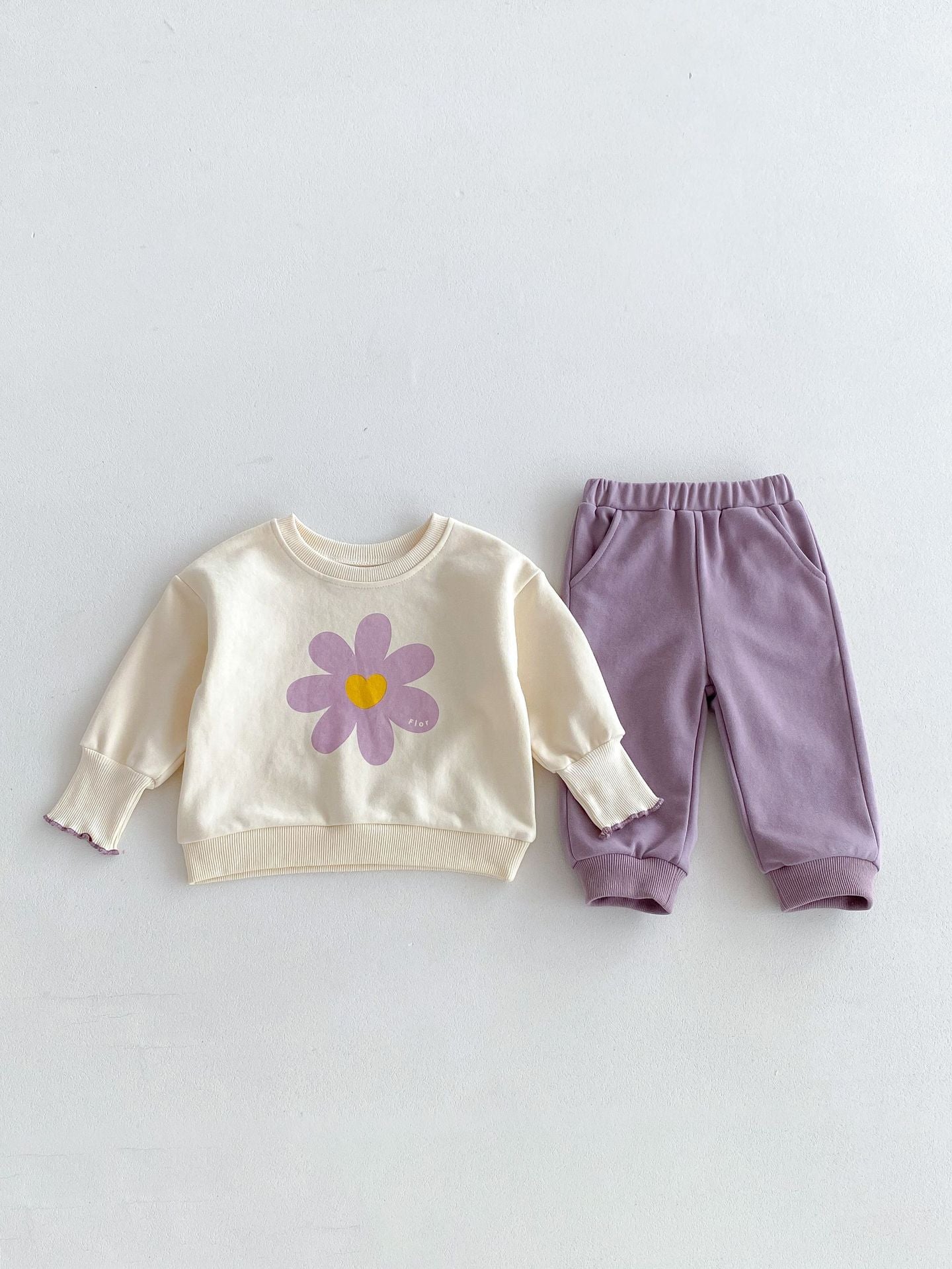 Lindo y versátil conjunto de dos piezas: camiseta estampada de flores y pantalones de color liso para bebés y niñas pequeñas
