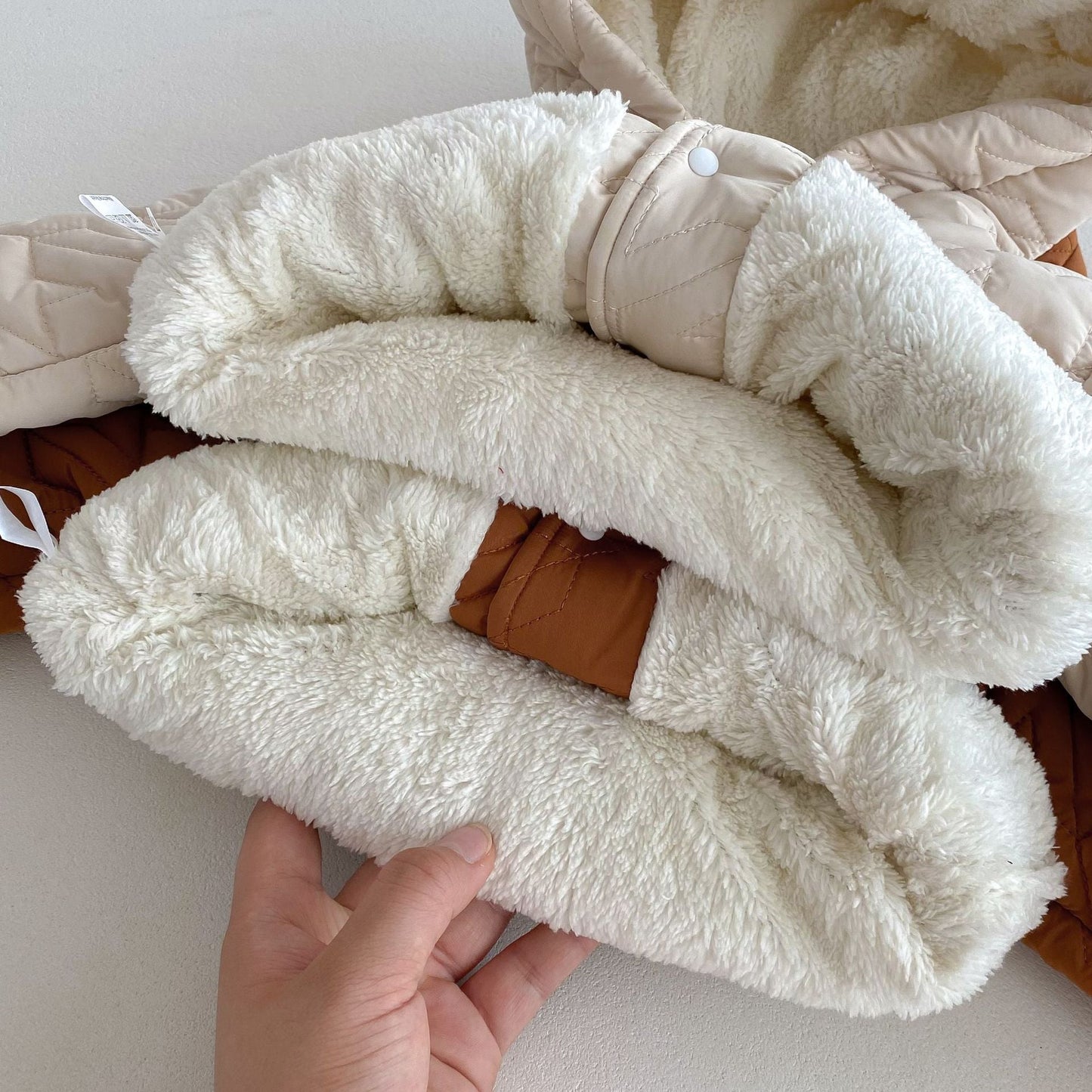 Conjuntos lindos de abrigo de manga larga con estampado de patas de osito para bebés y pantalones gruesos de invierno
