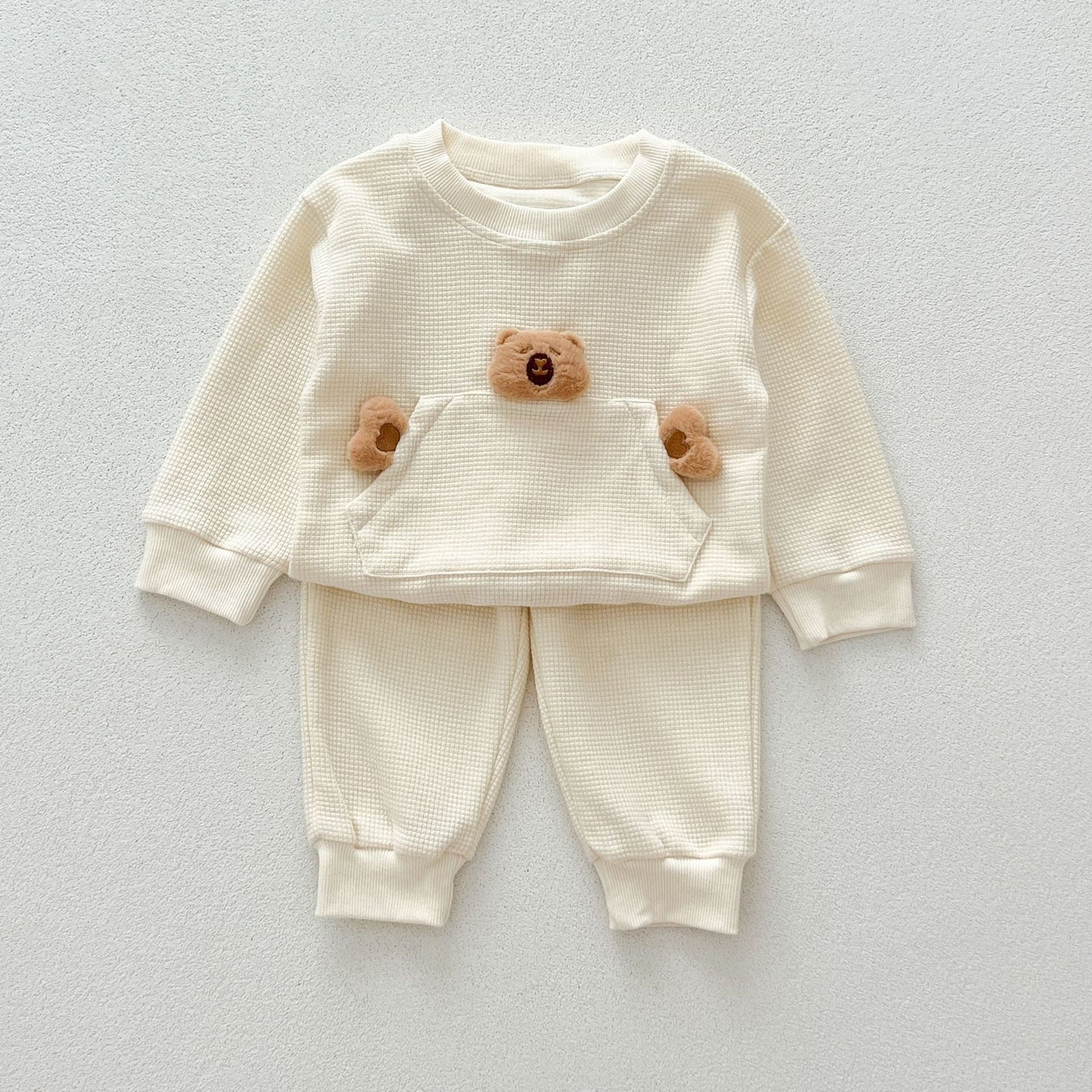 Conjunto de dos piezas informal y versátil: Jersey con parte superior de osito y pantalón para bebés y niños pequeños