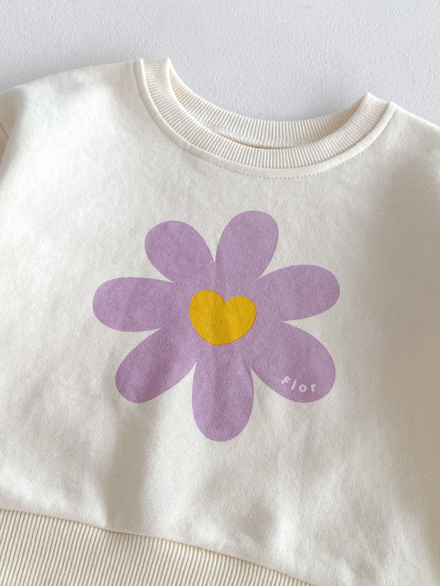 Lindo y versátil conjunto de dos piezas: camiseta estampada de flores y pantalones de color liso para bebés y niñas pequeñas