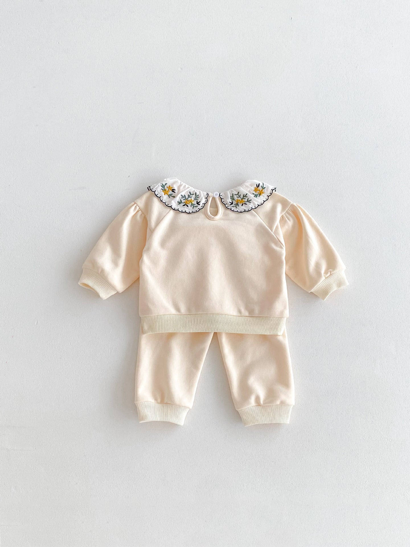 Lindo y versátil conjunto de dos piezas: top con cuello bordado de flores y pantalones de color liso para bebés y niñas pequeñas