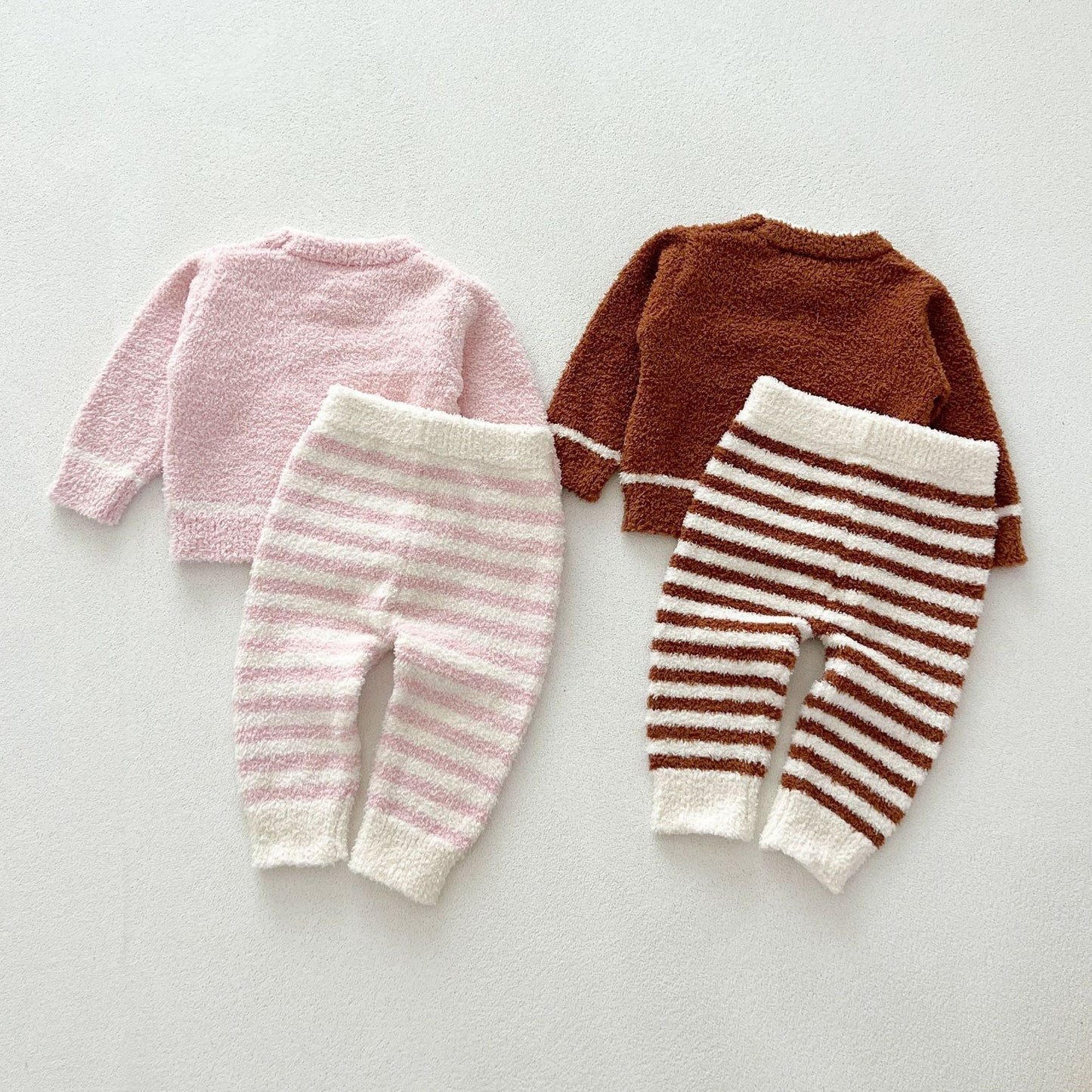 Conjunto de dos piezas dulce y versátil: top de forro polar con cuello redondo y pantalones para bebés y niñas pequeñas