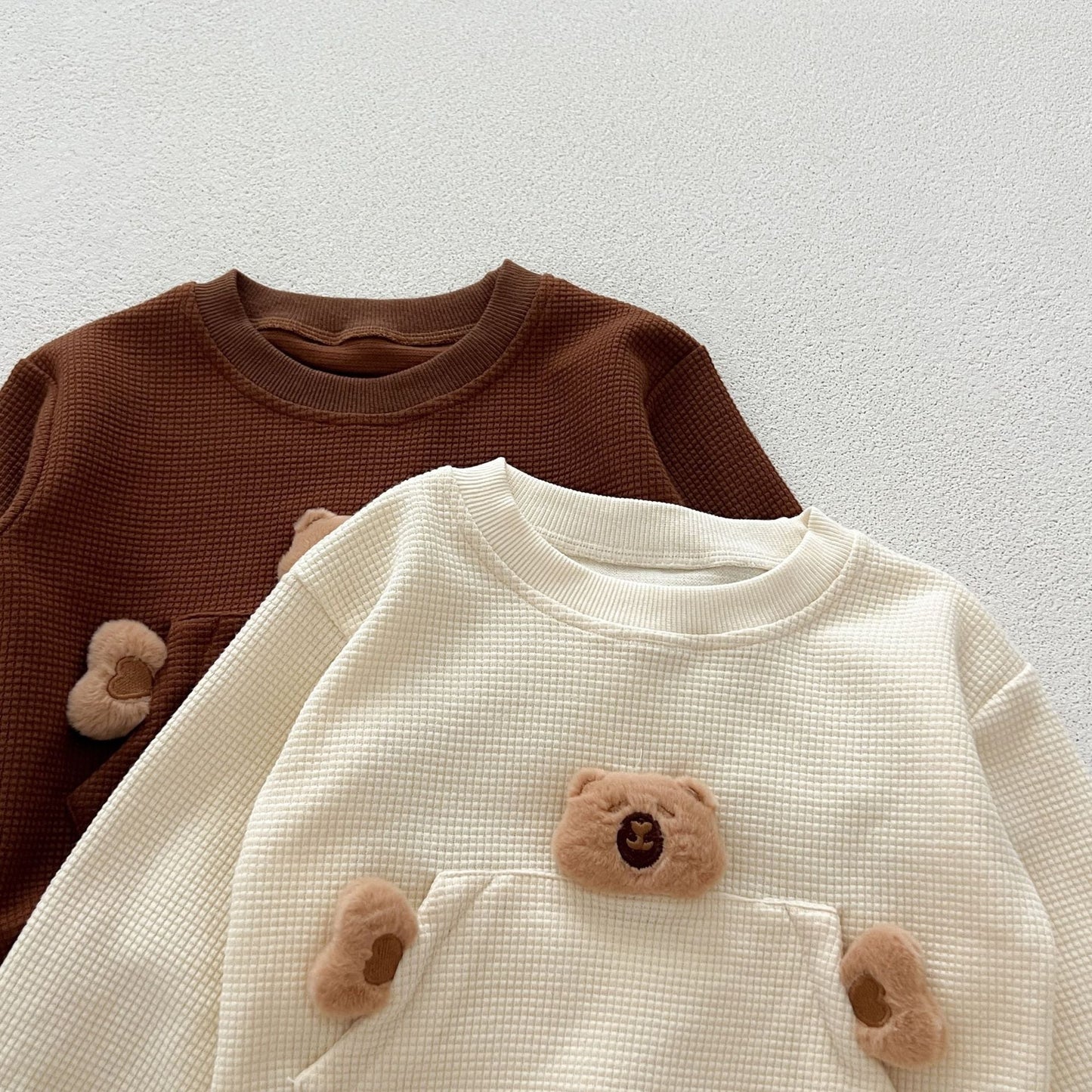 Conjunto de dos piezas informal y versátil: Jersey con parte superior de osito y pantalón para bebés y niños pequeños