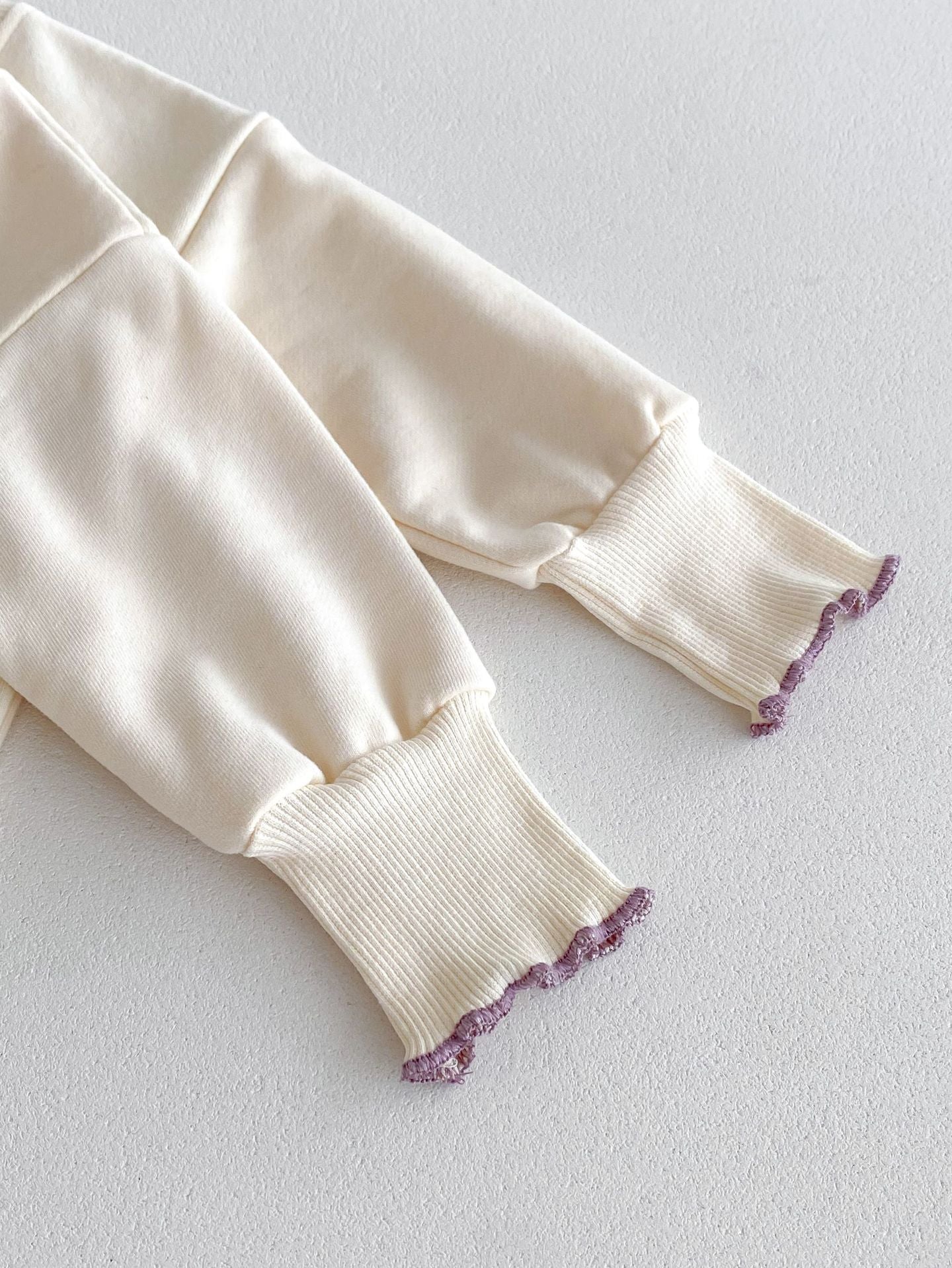 Lindo y versátil conjunto de dos piezas: camiseta estampada de flores y pantalones de color liso para bebés y niñas pequeñas