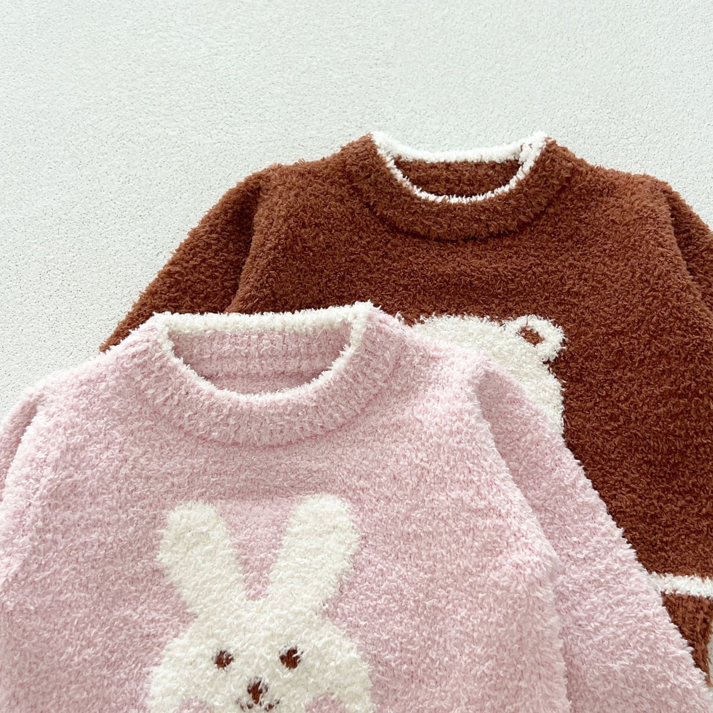 Conjunto de dos piezas dulce y versátil: top de forro polar con cuello redondo y pantalones para bebés y niñas pequeñas