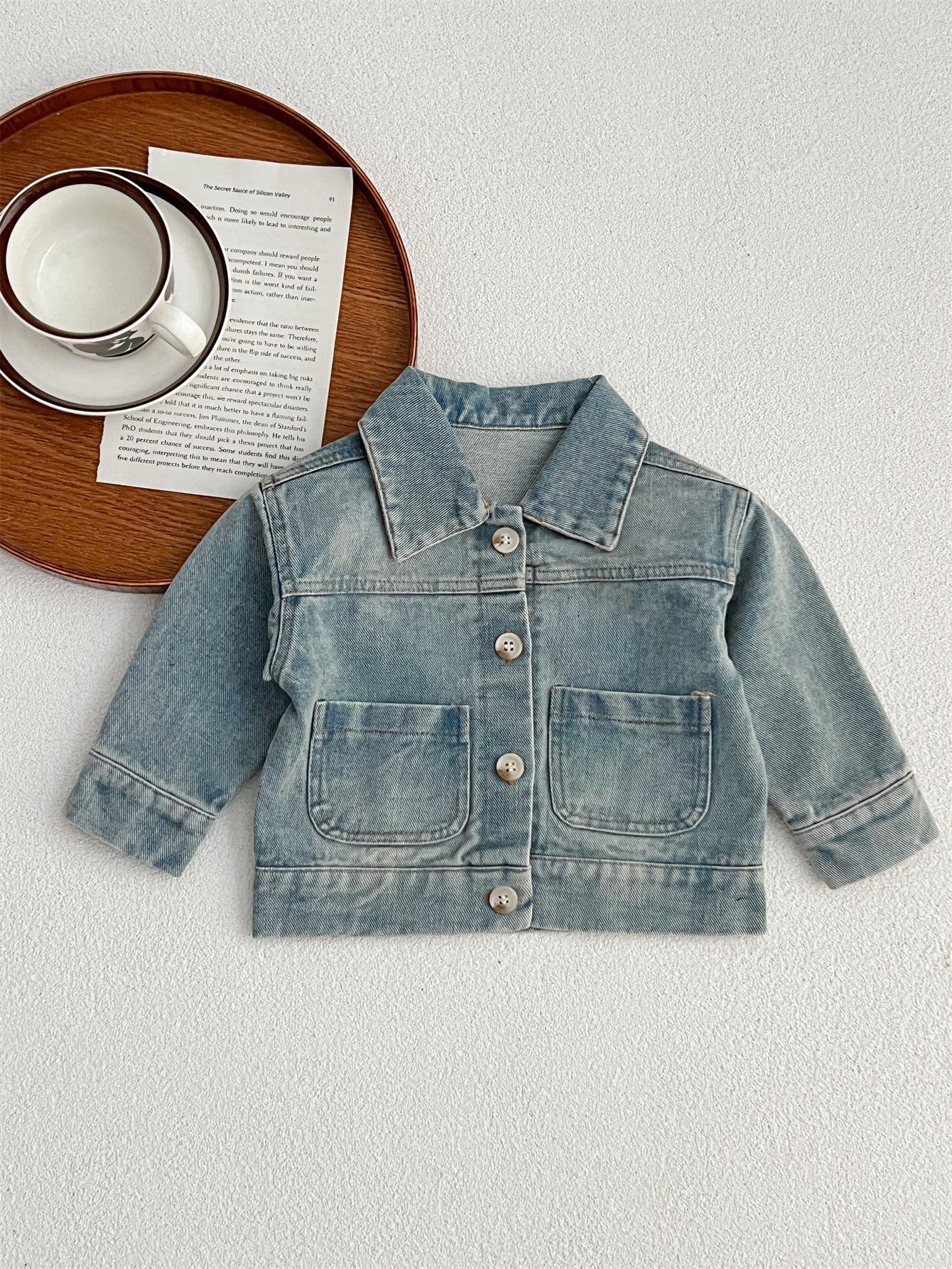 Abrigo de mezclilla con cuello vuelto, diseño abotonado y estilo lavado para bebés y niños