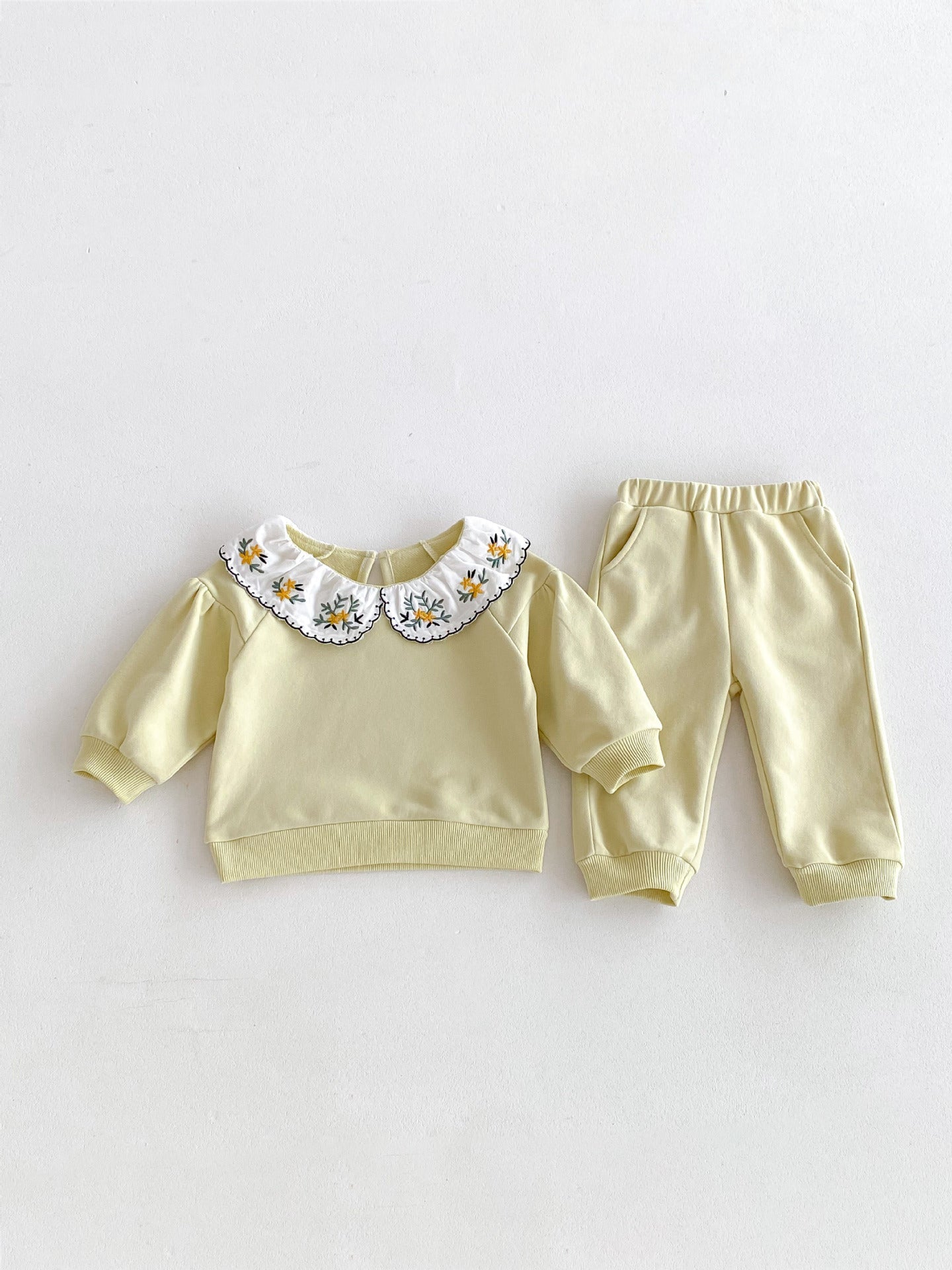 Lindo y versátil conjunto de dos piezas: top con cuello bordado de flores y pantalones de color liso para bebés y niñas pequeñas