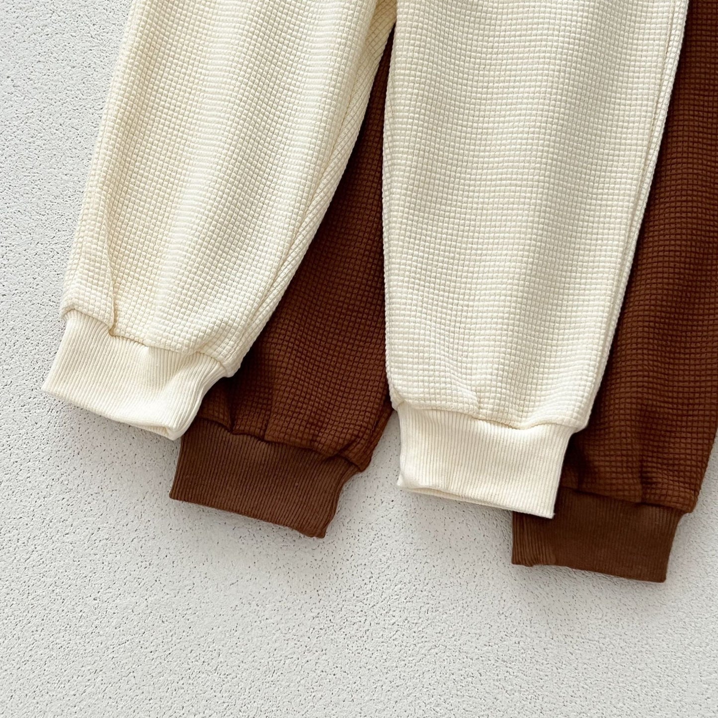 Conjunto de dos piezas informal y versátil: Jersey con parte superior de osito y pantalón para bebés y niños pequeños