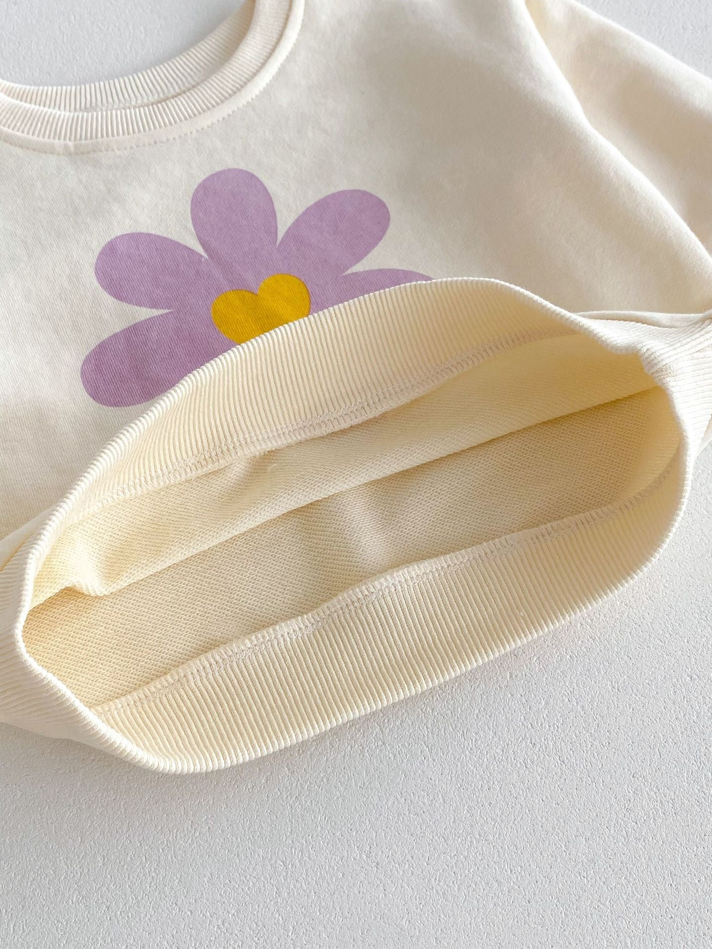 Lindo y versátil conjunto de dos piezas: camiseta estampada de flores y pantalones de color liso para bebés y niñas pequeñas