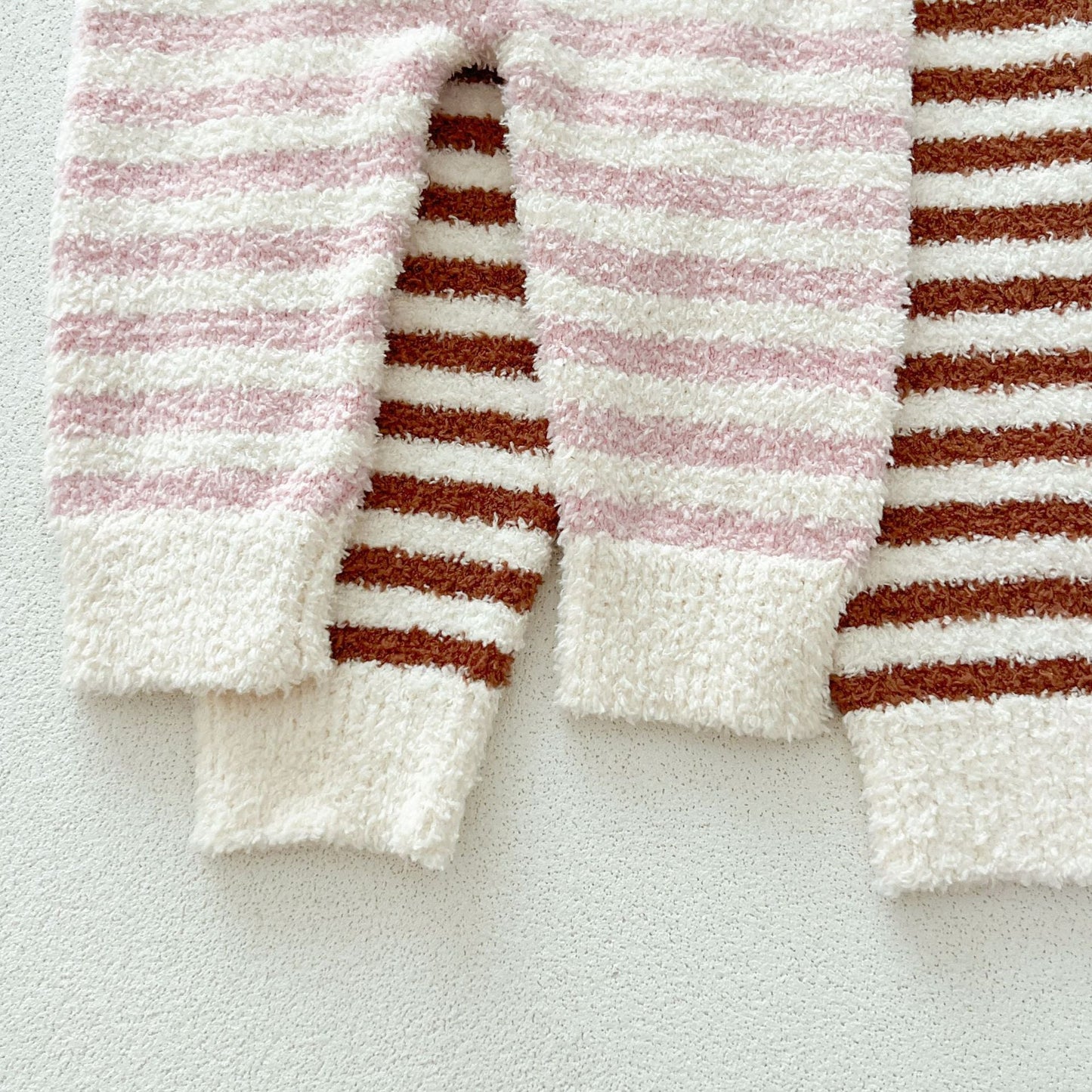 Conjunto de dos piezas dulce y versátil: top de forro polar con cuello redondo y pantalones para bebés y niñas pequeñas