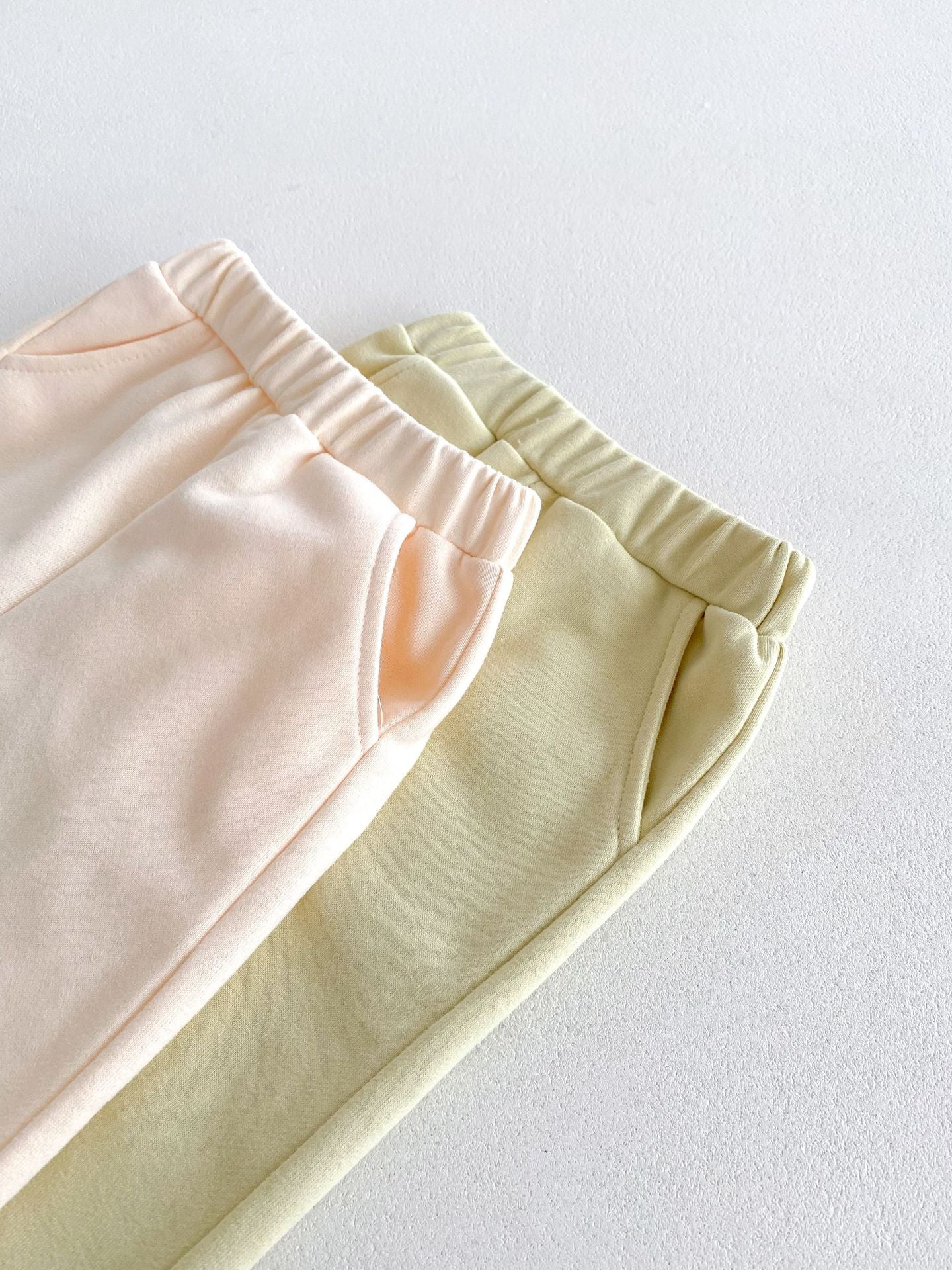Lindo y versátil conjunto de dos piezas: top con cuello bordado de flores y pantalones de color liso para bebés y niñas pequeñas