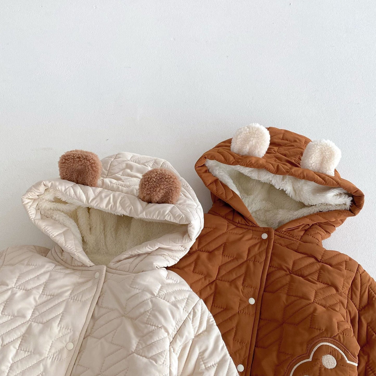 Conjuntos lindos de abrigo de manga larga con estampado de patas de osito para bebés y pantalones gruesos de invierno
