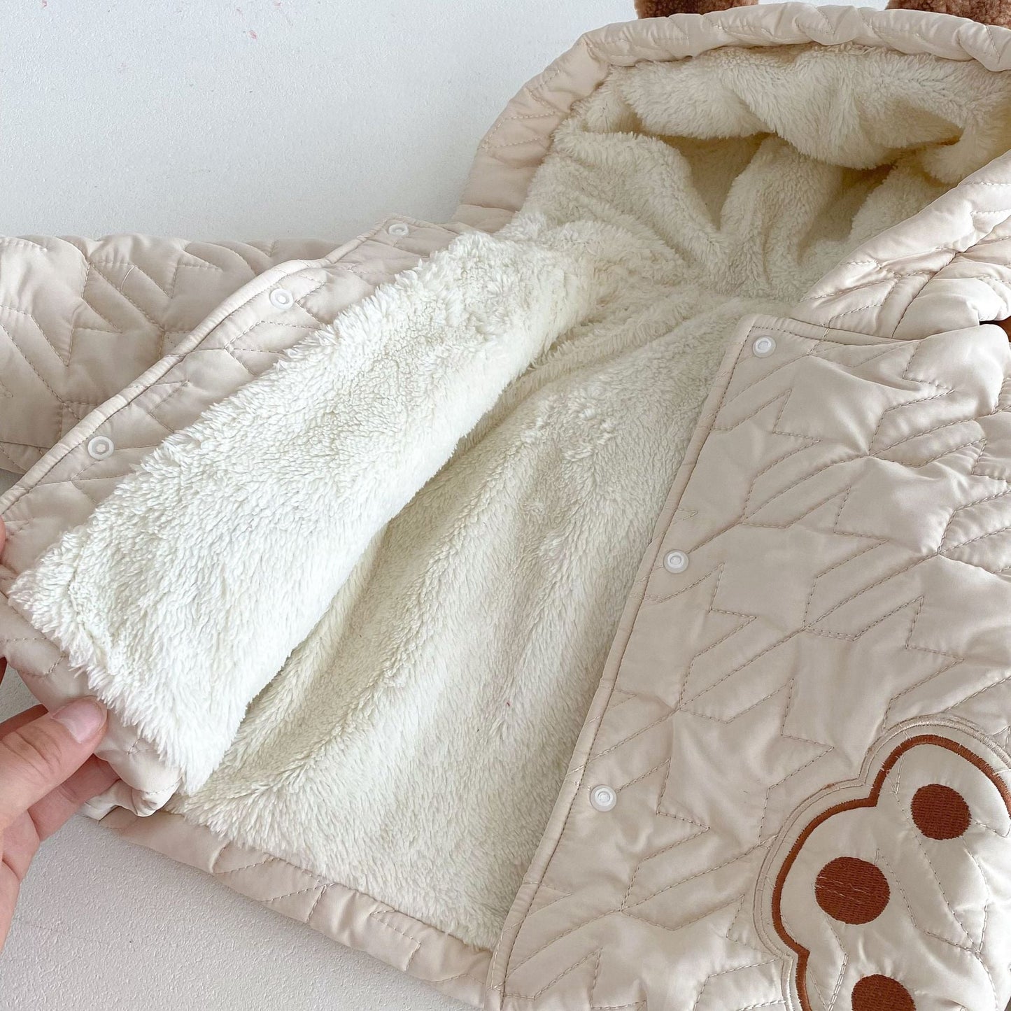 Conjuntos lindos de abrigo de manga larga con estampado de patas de osito para bebés y pantalones gruesos de invierno