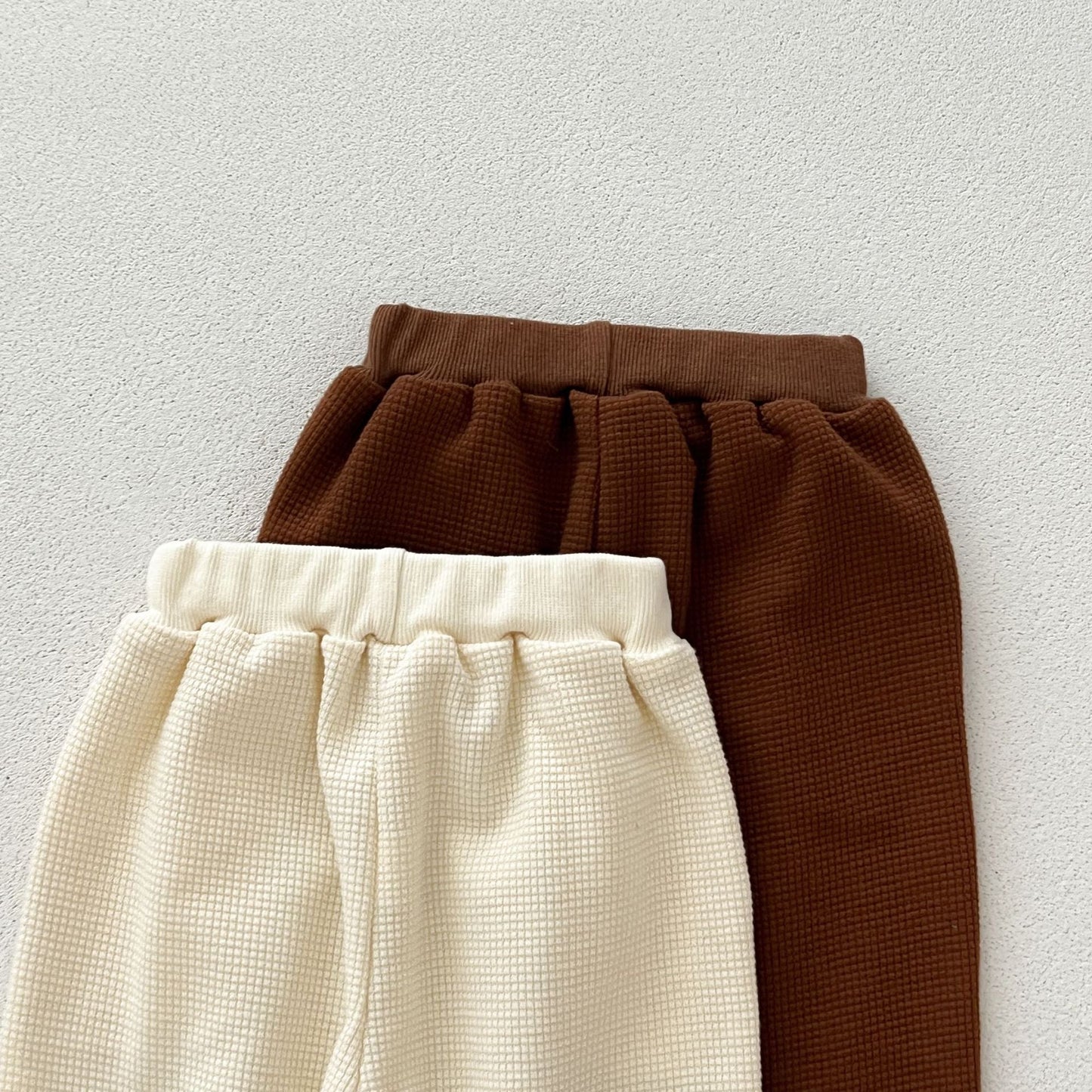 Conjunto de dos piezas informal y versátil: Jersey con parte superior de osito y pantalón para bebés y niños pequeños