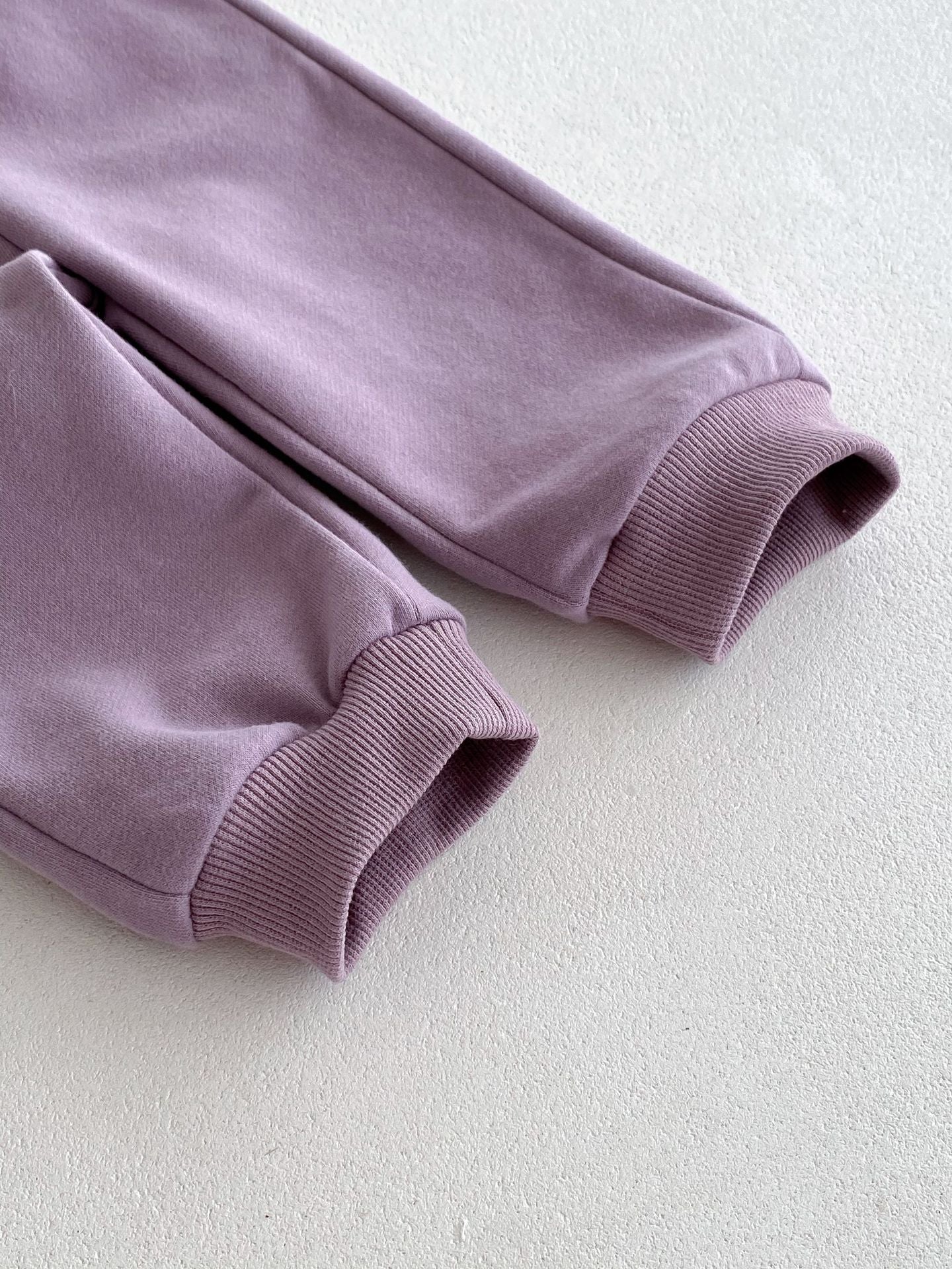 Lindo y versátil conjunto de dos piezas: camiseta estampada de flores y pantalones de color liso para bebés y niñas pequeñas