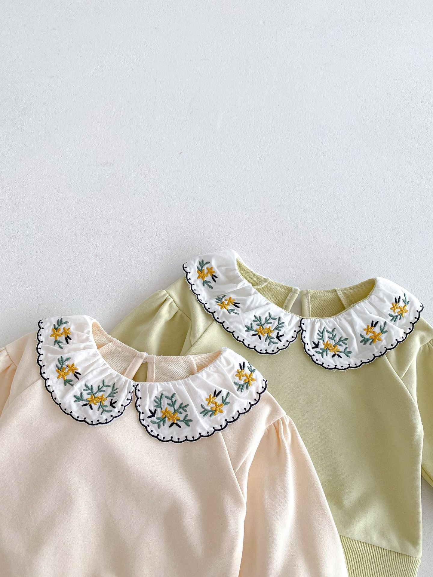 Lindo y versátil conjunto de dos piezas: top con cuello bordado de flores y pantalones de color liso para bebés y niñas pequeñas