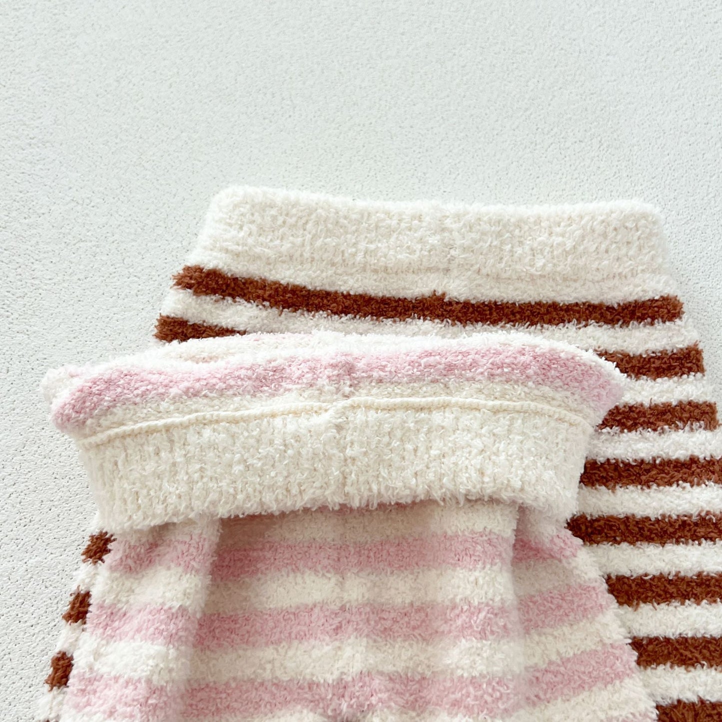 Conjunto de dos piezas dulce y versátil: top de forro polar con cuello redondo y pantalones para bebés y niñas pequeñas