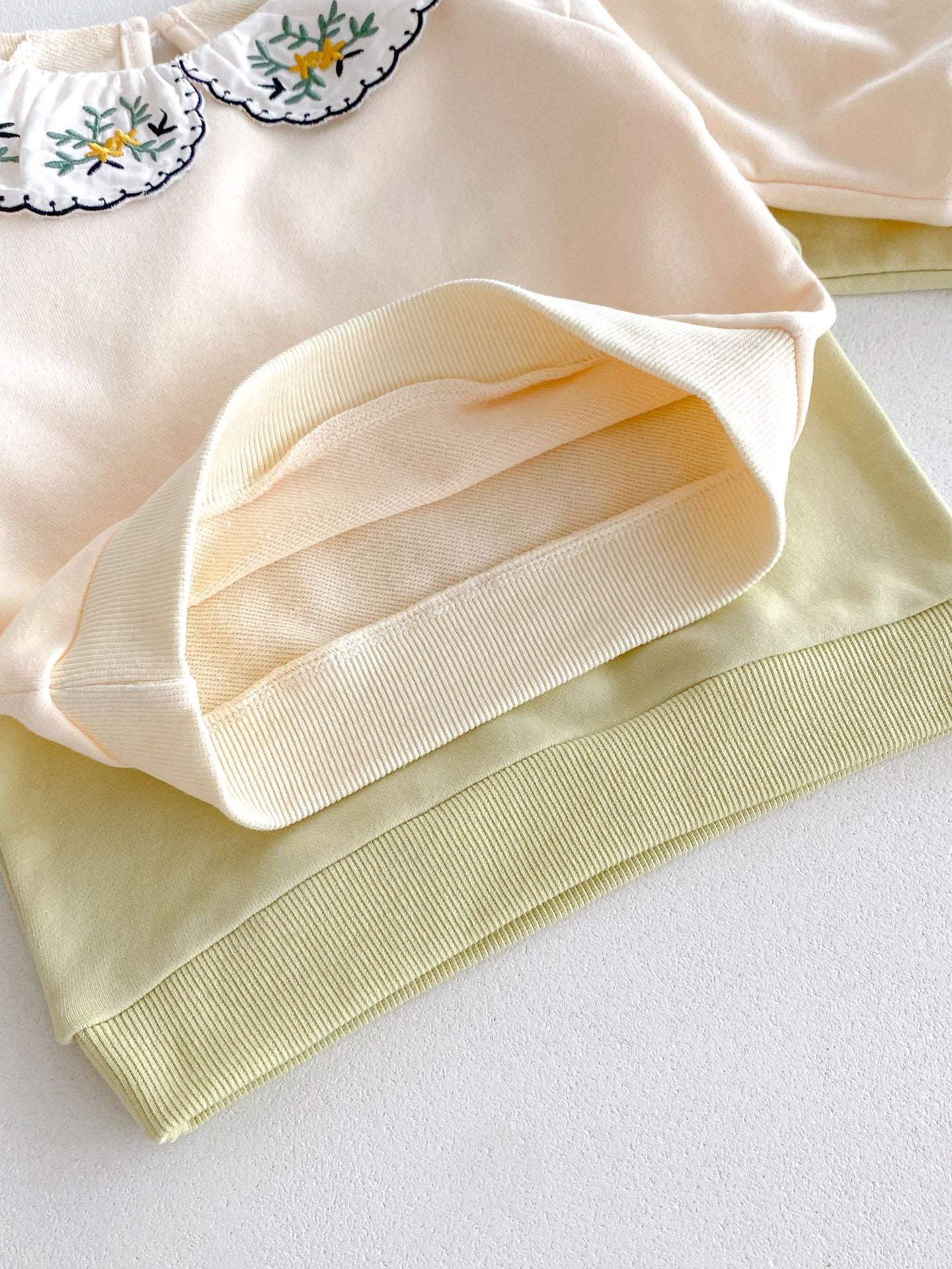 Lindo y versátil conjunto de dos piezas: top con cuello bordado de flores y pantalones de color liso para bebés y niñas pequeñas