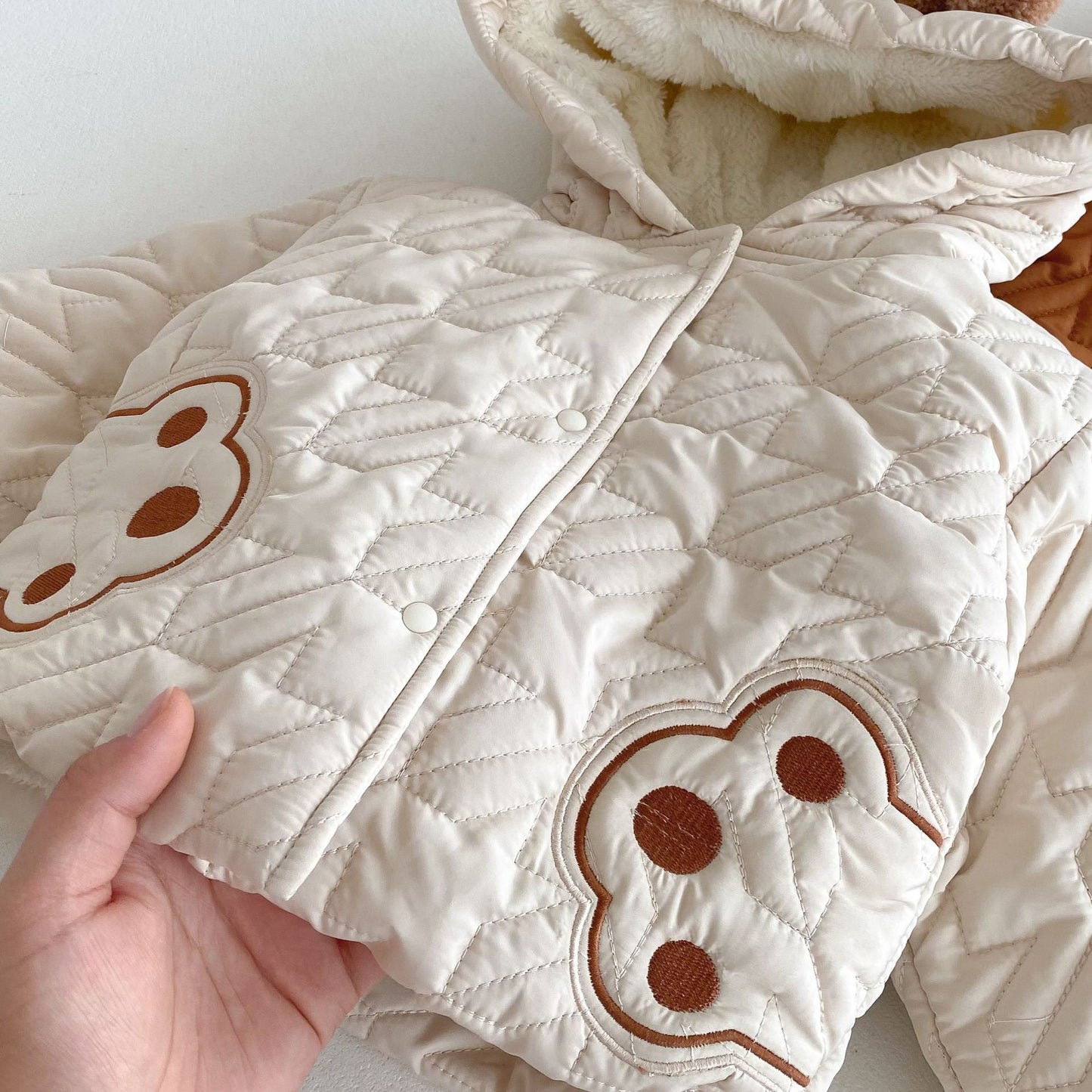 Conjuntos lindos de abrigo de manga larga con estampado de patas de osito para bebés y pantalones gruesos de invierno