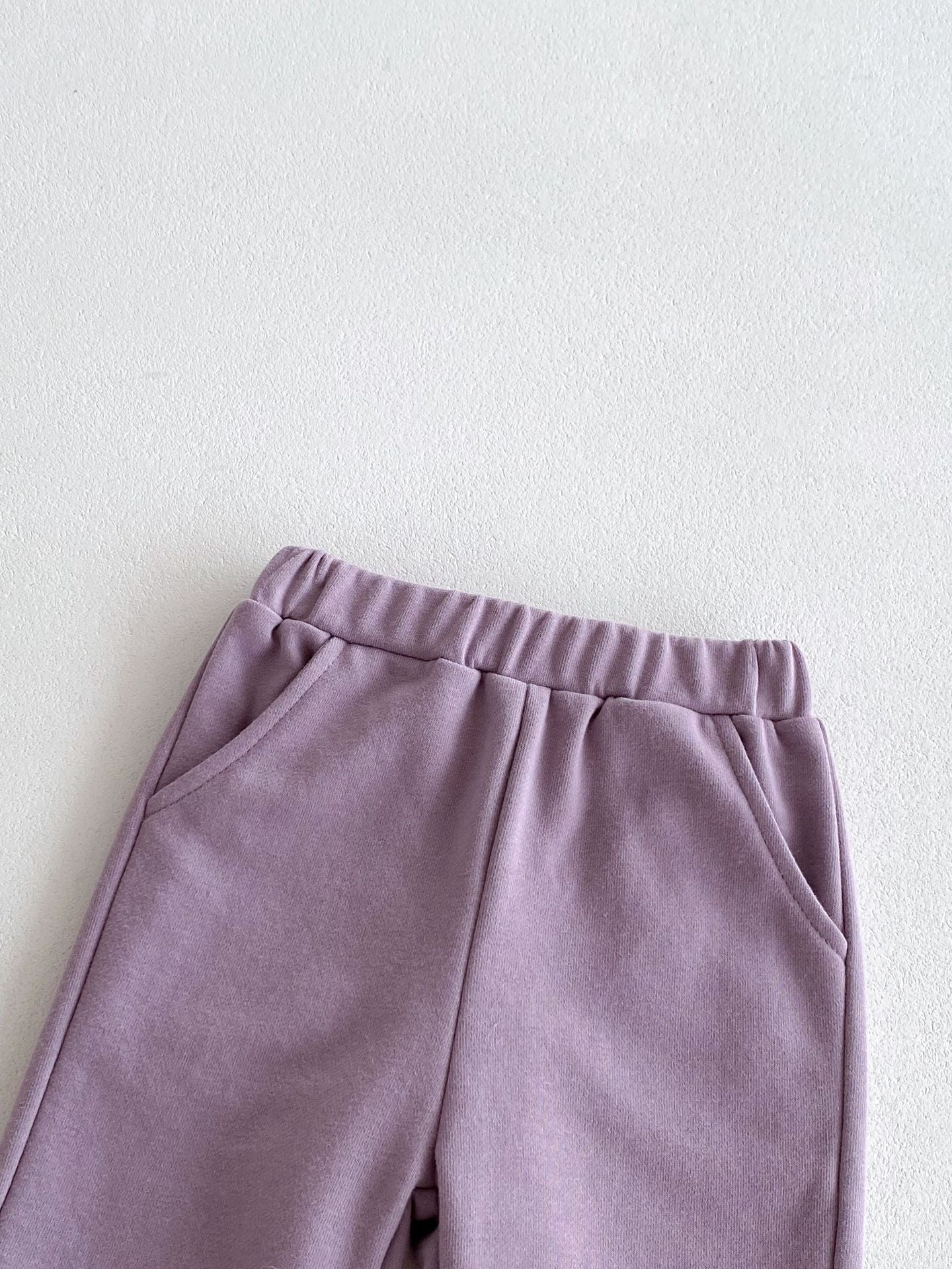 Lindo y versátil conjunto de dos piezas: camiseta estampada de flores y pantalones de color liso para bebés y niñas pequeñas