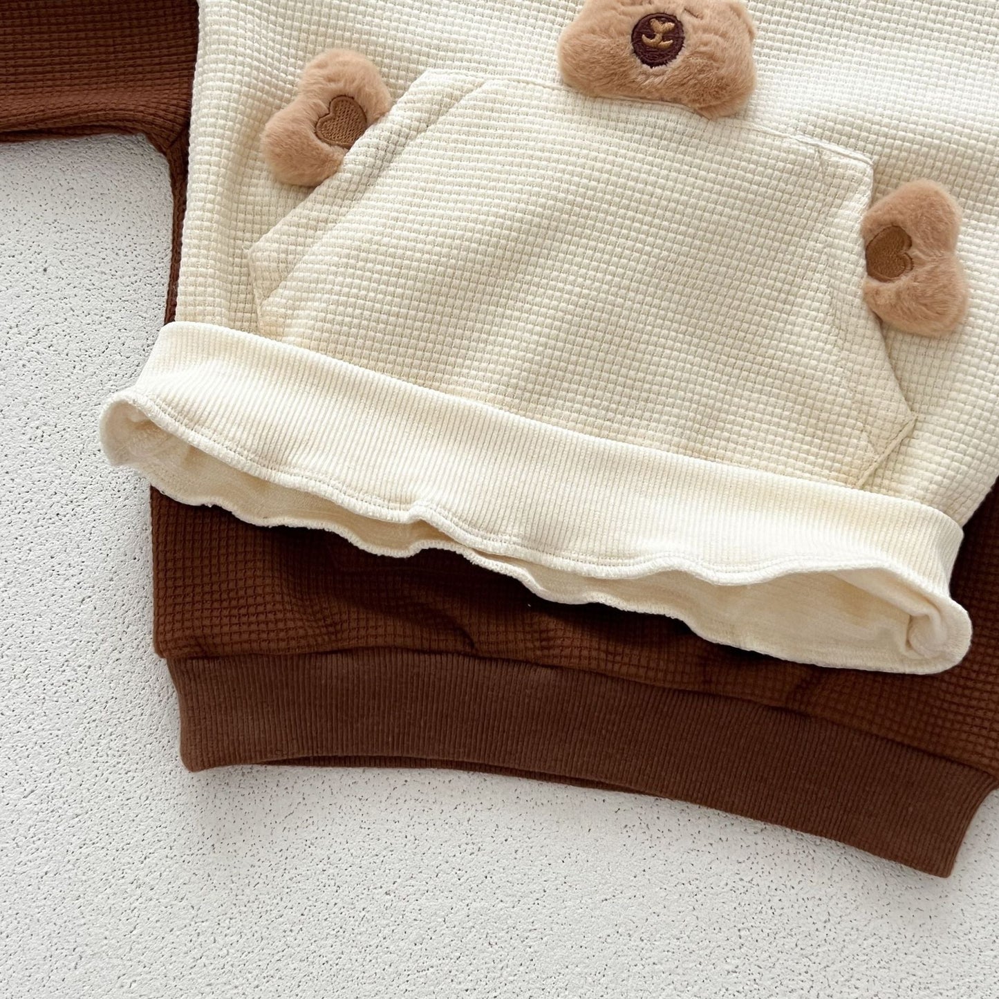 Conjunto de dos piezas informal y versátil: Jersey con parte superior de osito y pantalón para bebés y niños pequeños