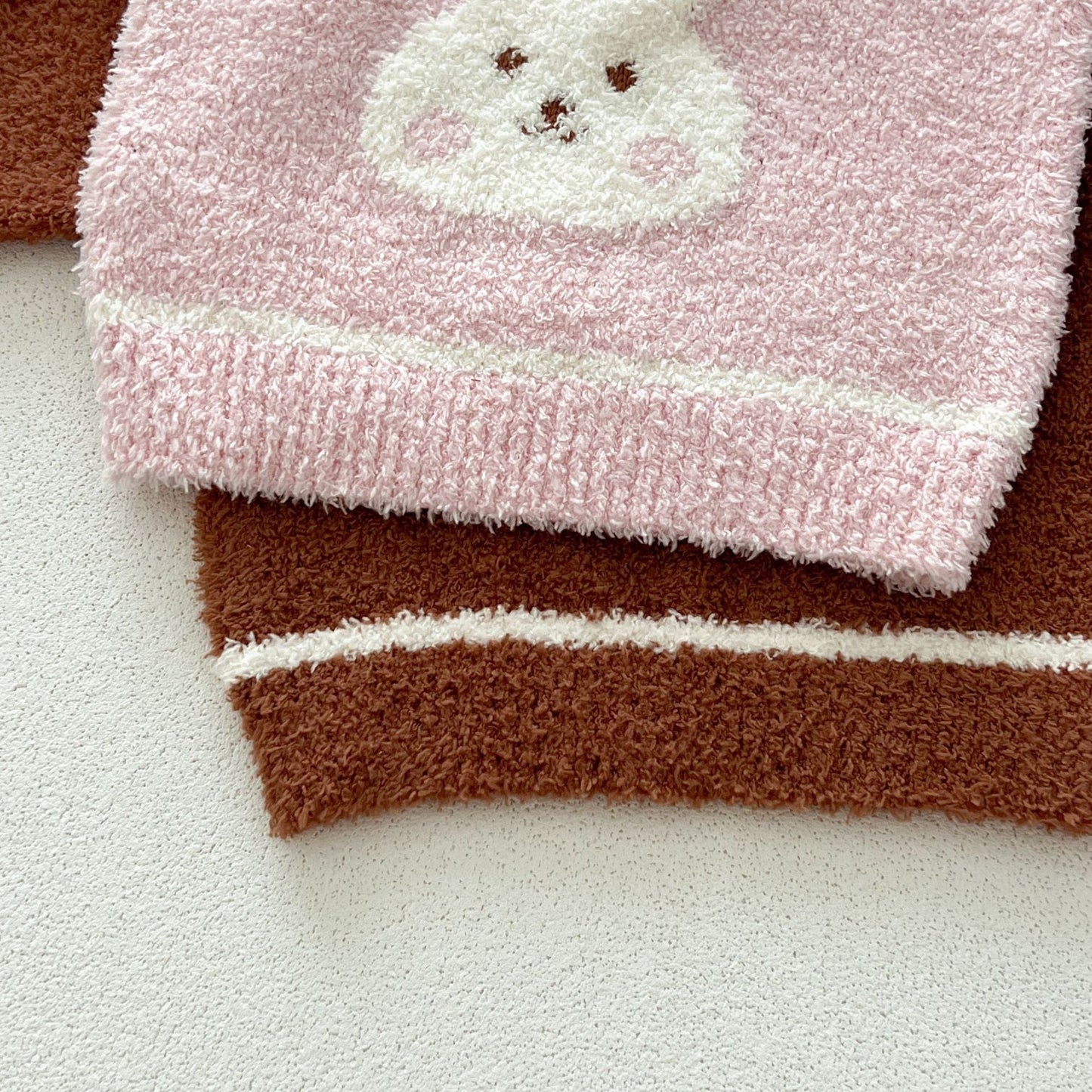 Conjunto de dos piezas dulce y versátil: top de forro polar con cuello redondo y pantalones para bebés y niñas pequeñas