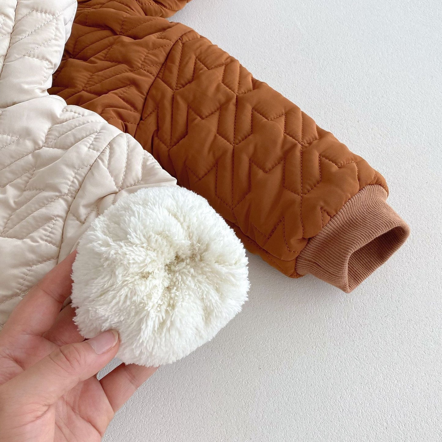 Conjuntos lindos de abrigo de manga larga con estampado de patas de osito para bebés y pantalones gruesos de invierno