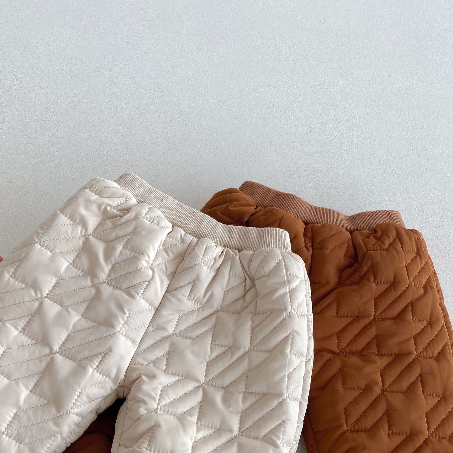 Conjuntos lindos de abrigo de manga larga con estampado de patas de osito para bebés y pantalones gruesos de invierno