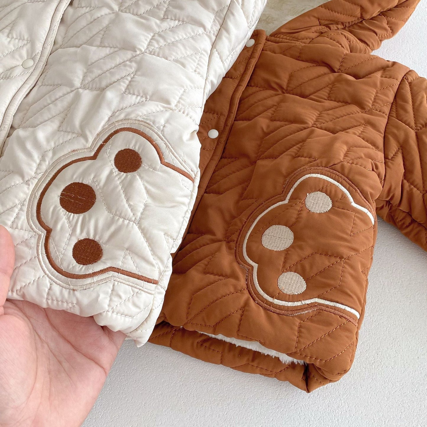 Conjuntos lindos de abrigo de manga larga con estampado de patas de osito para bebés y pantalones gruesos de invierno