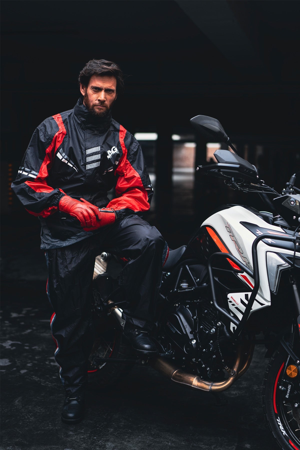 Traje de lluvia JAG Rainmaster para hombres y mujeres (Negro Rojo)