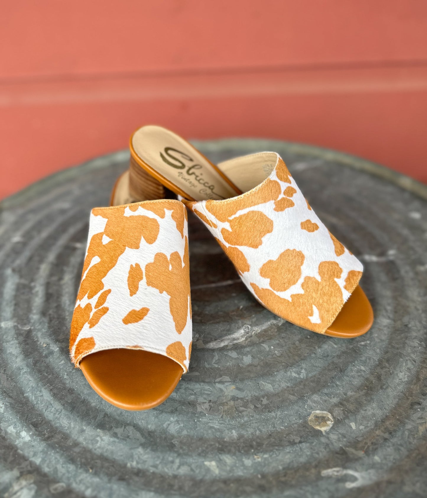 Pala de cuero vacuno Richwood Peeptoe color canela y blanco
