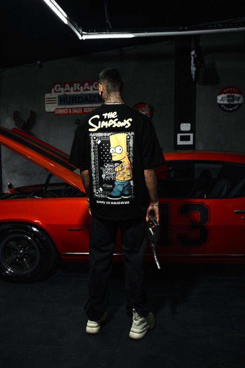 Camiseta Gráfica de Hombre Mischief Icon – Ropa Urbana con Carácter Tatuado y Actitud