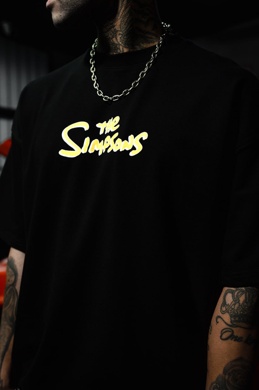 Camiseta Gráfica de Hombre Mischief Icon – Ropa Urbana con Carácter Tatuado y Actitud