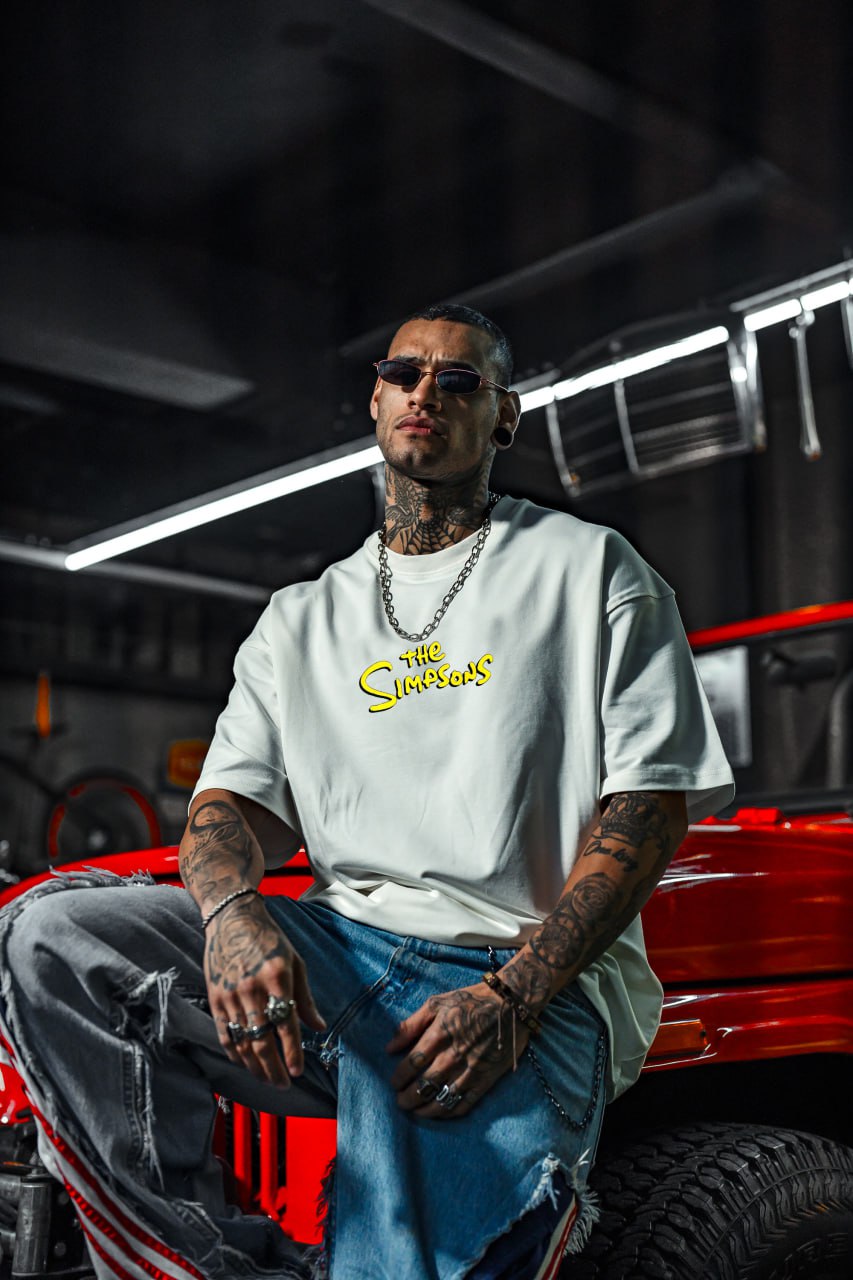 Camiseta Gráfica de Hombre Mischief Icon – Ropa Urbana con Carácter Tatuado y Actitud