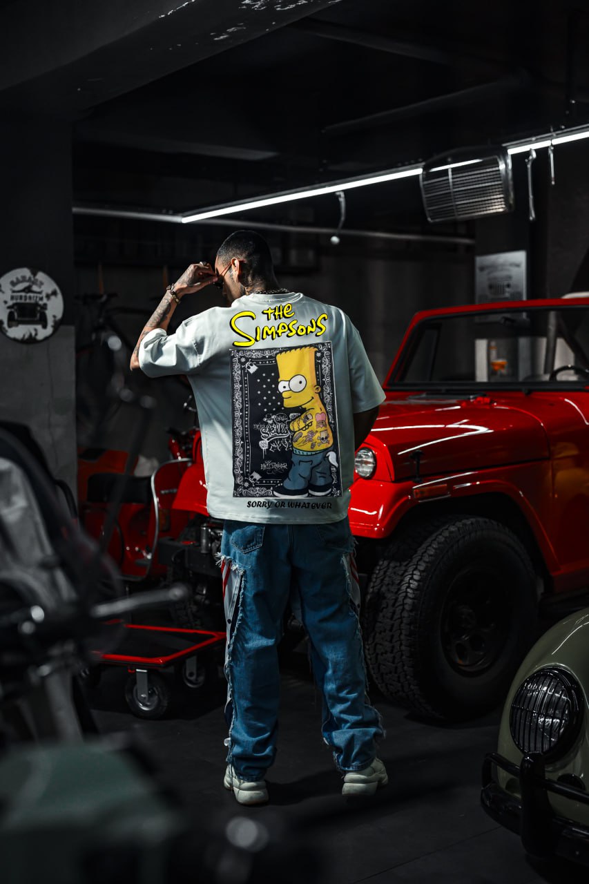 Camiseta Gráfica de Hombre Mischief Icon – Ropa Urbana con Carácter Tatuado y Actitud