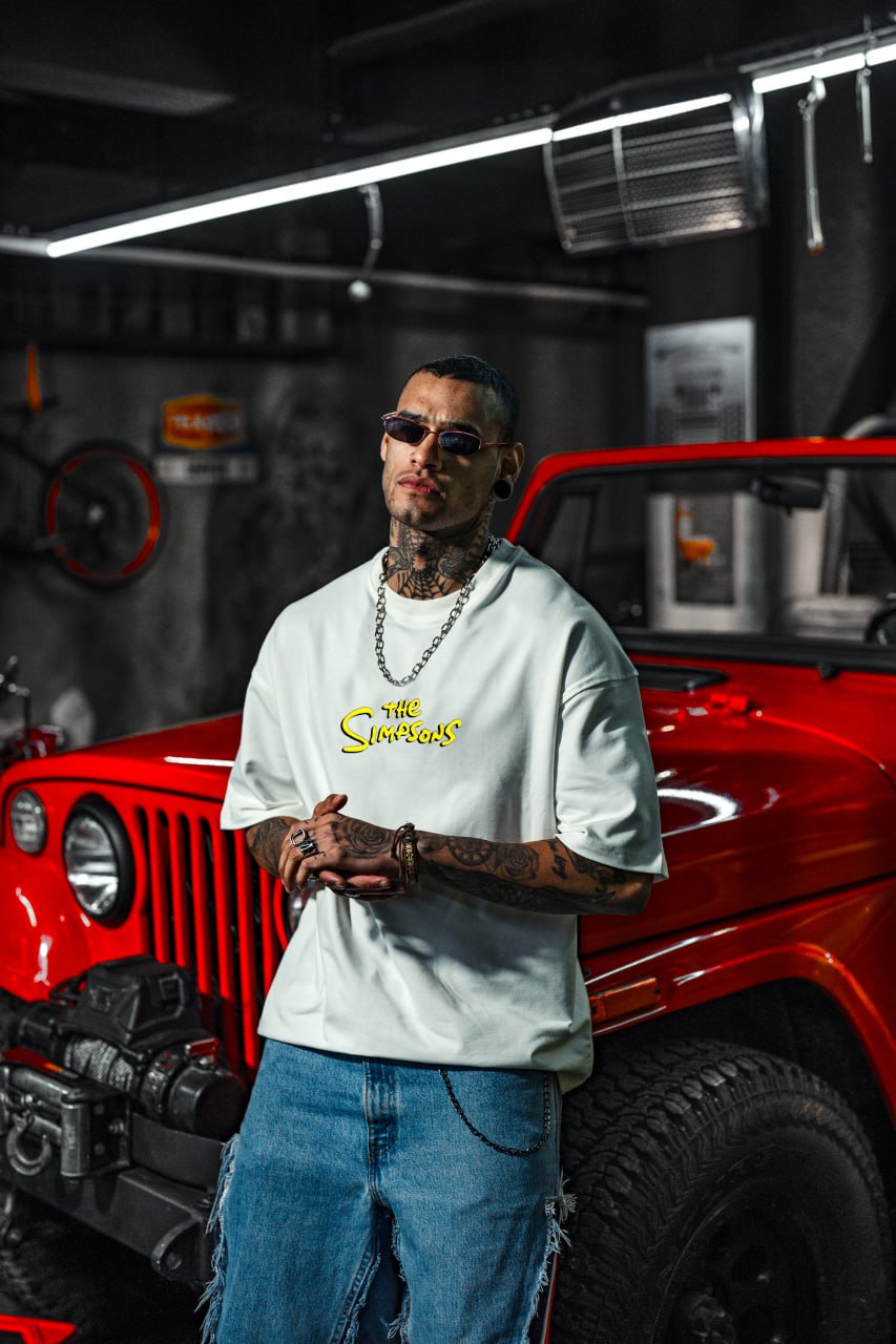Camiseta Gráfica de Hombre Mischief Icon – Ropa Urbana con Carácter Tatuado y Actitud