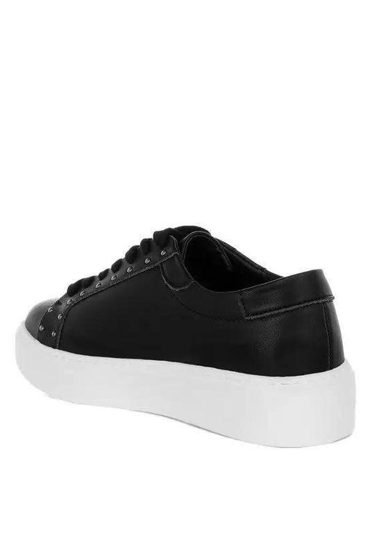 Zapatillas gruesas con adornos de tachuelas Strider de Shoes Rag Company para una comodidad elegante