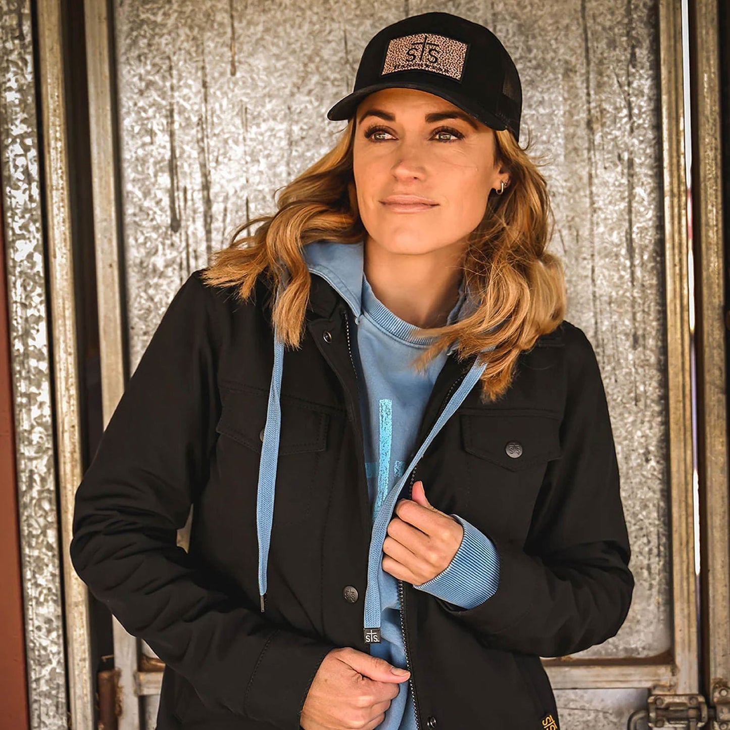 Gorra trucker con parche de leopardo STS