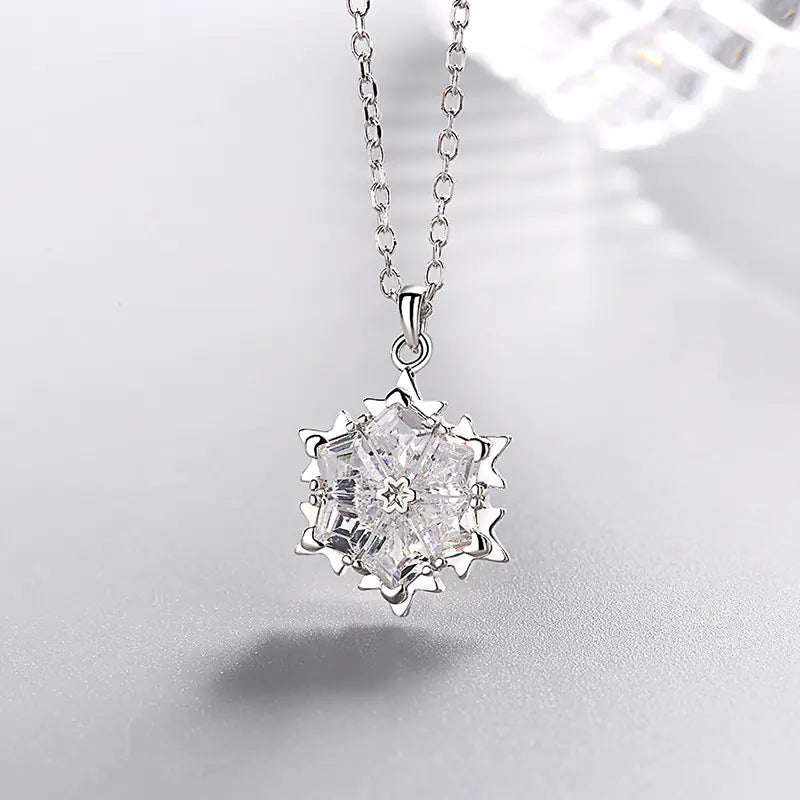 Collar de copo de nieve con colgante de plata y diamantes
