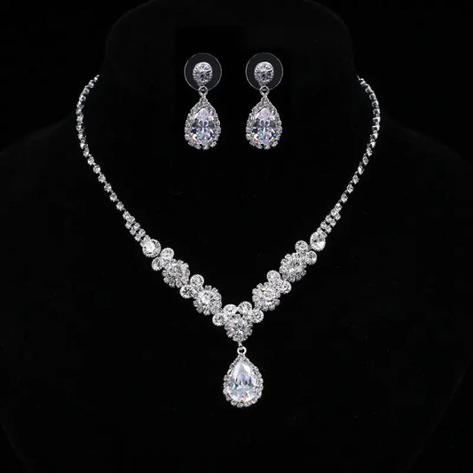 Conjunto de collar y pendientes de circonia de lujo con forma de gota de agua